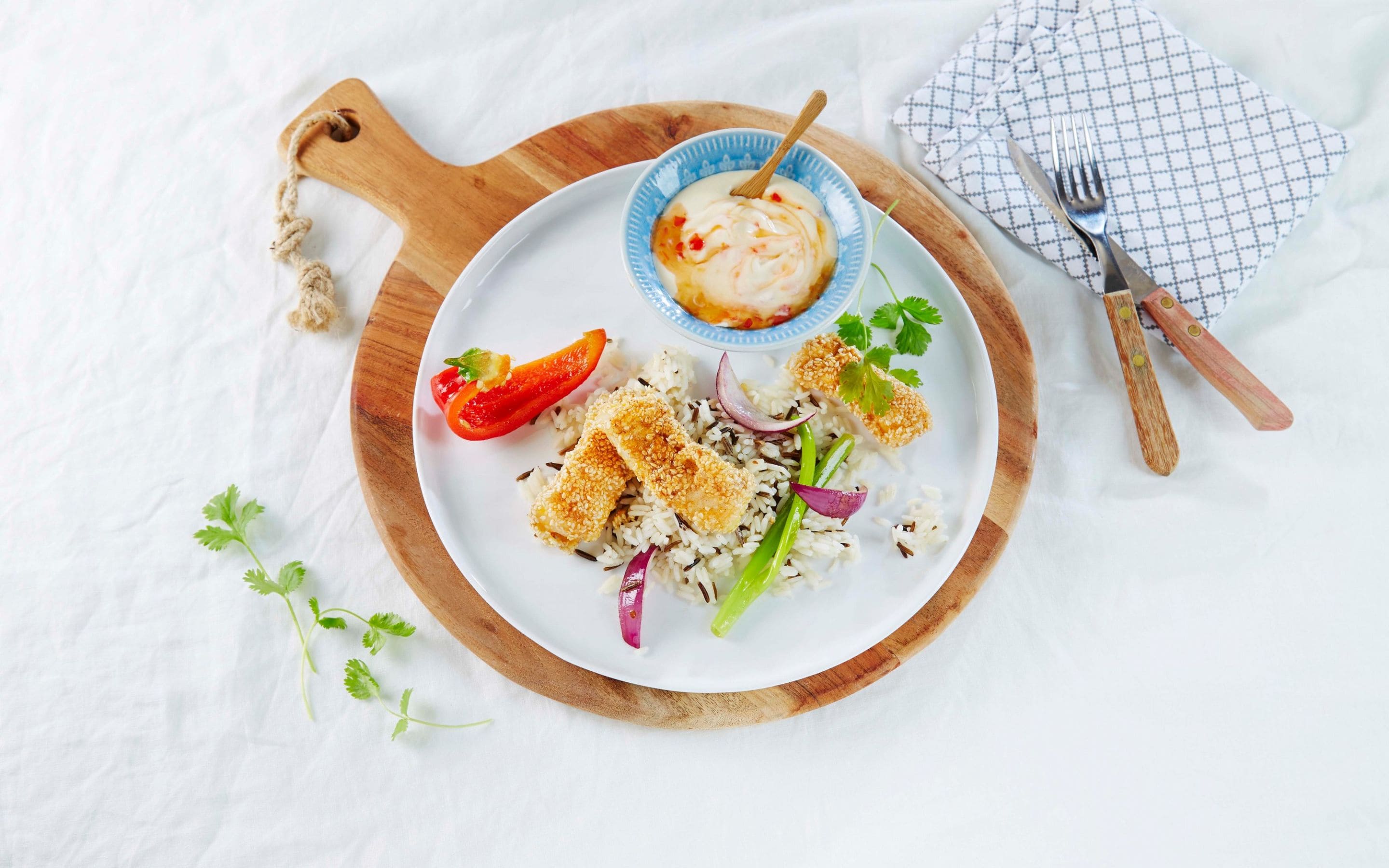 Sesambakt fiskefilet med sweet chili-raita