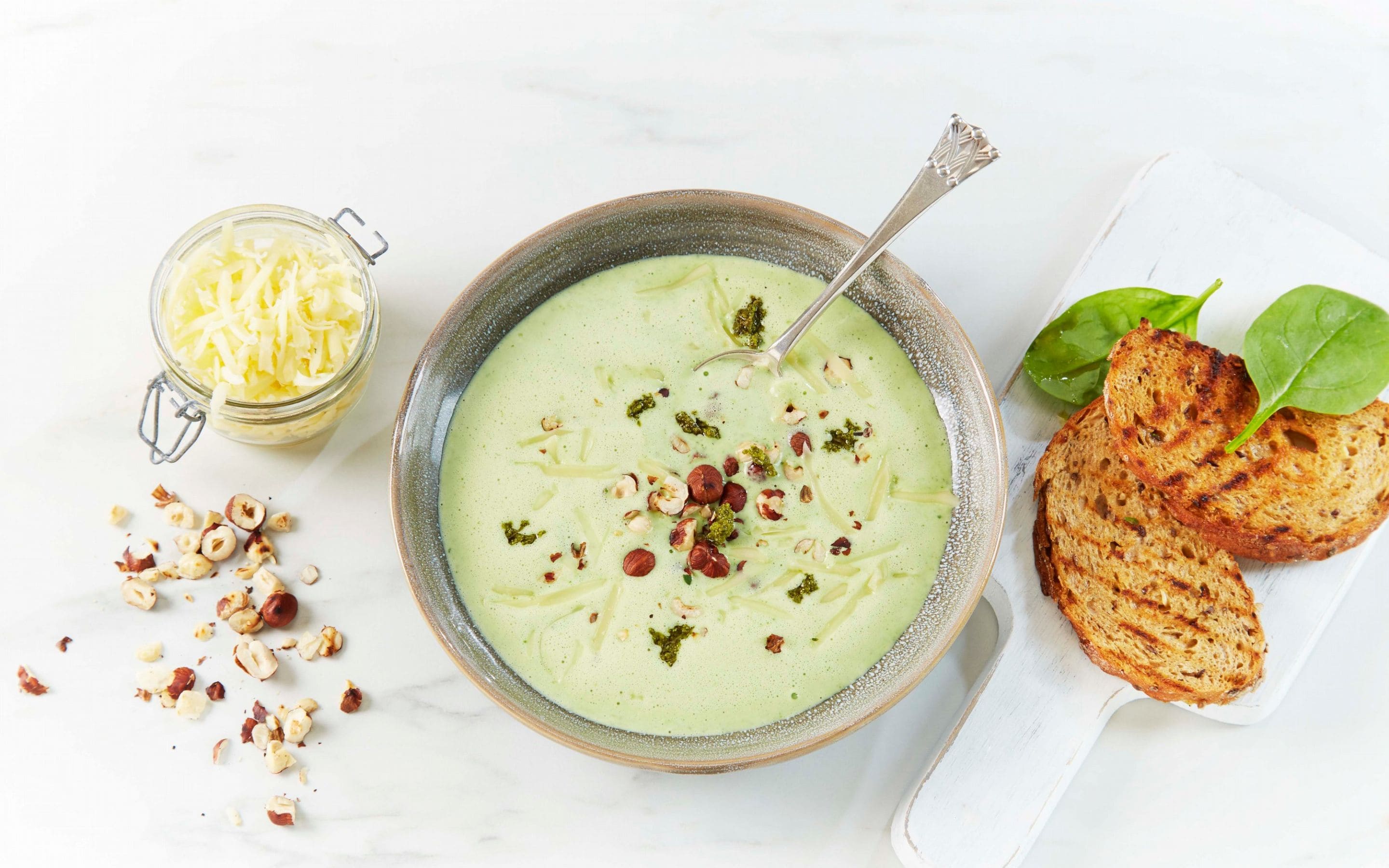 Spinat- og ostesuppe