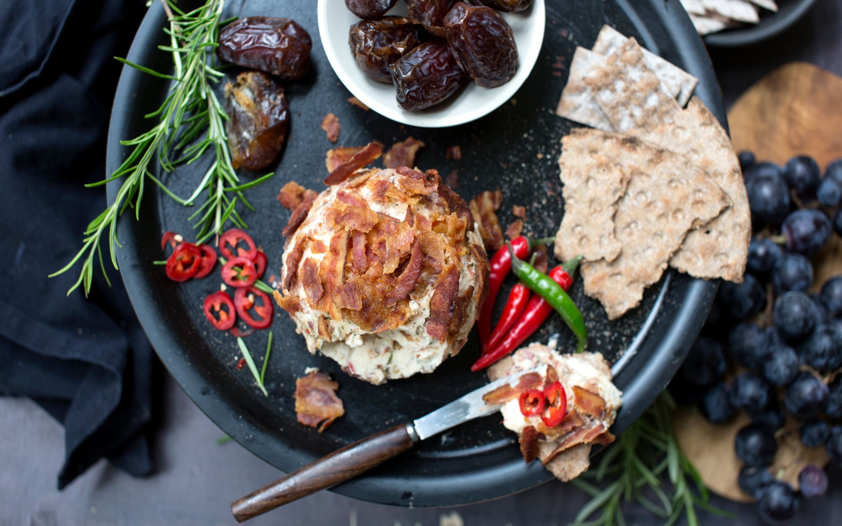 Cheese ball med bacon og chili