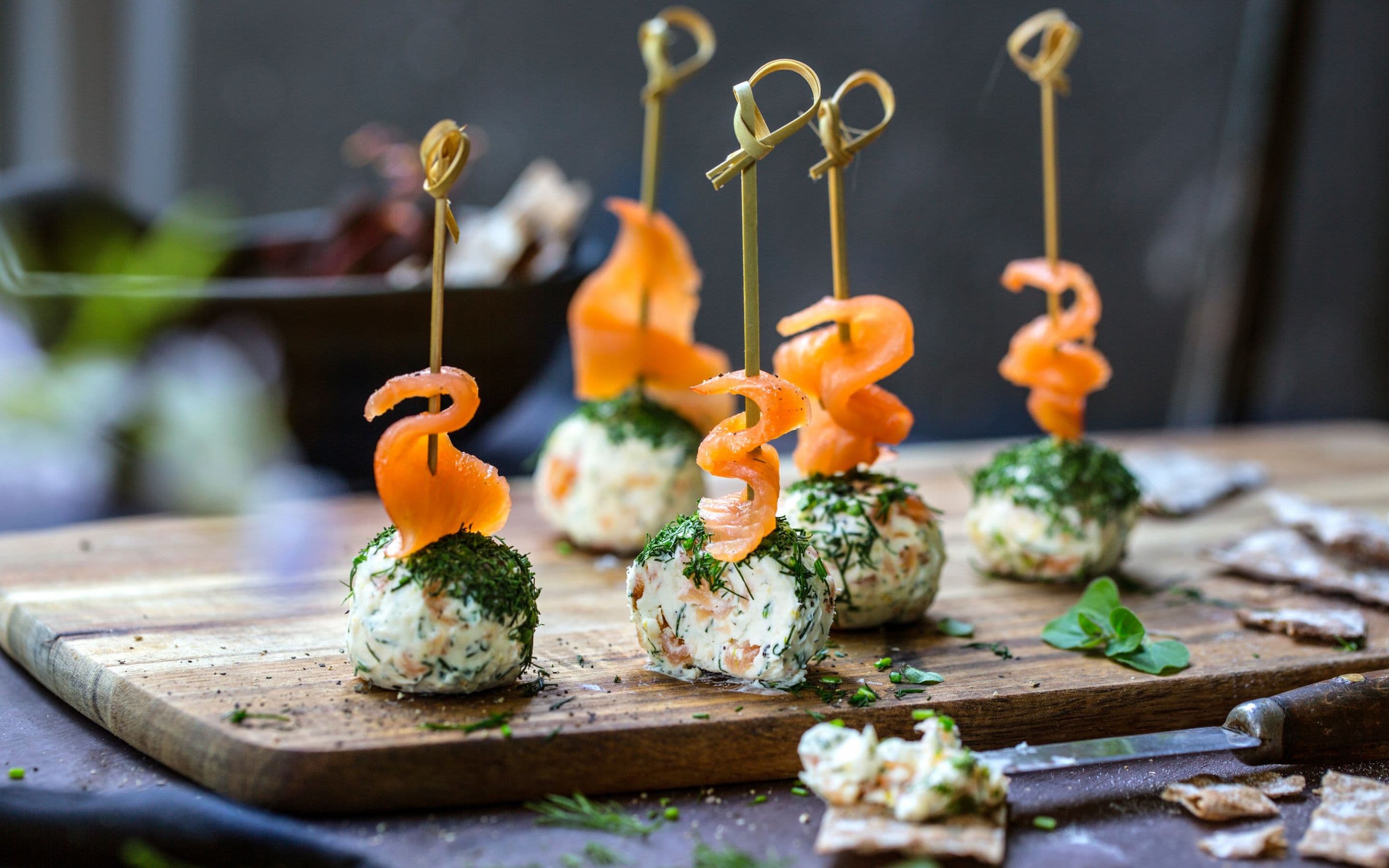 Cheese balls med røkelaks og dill