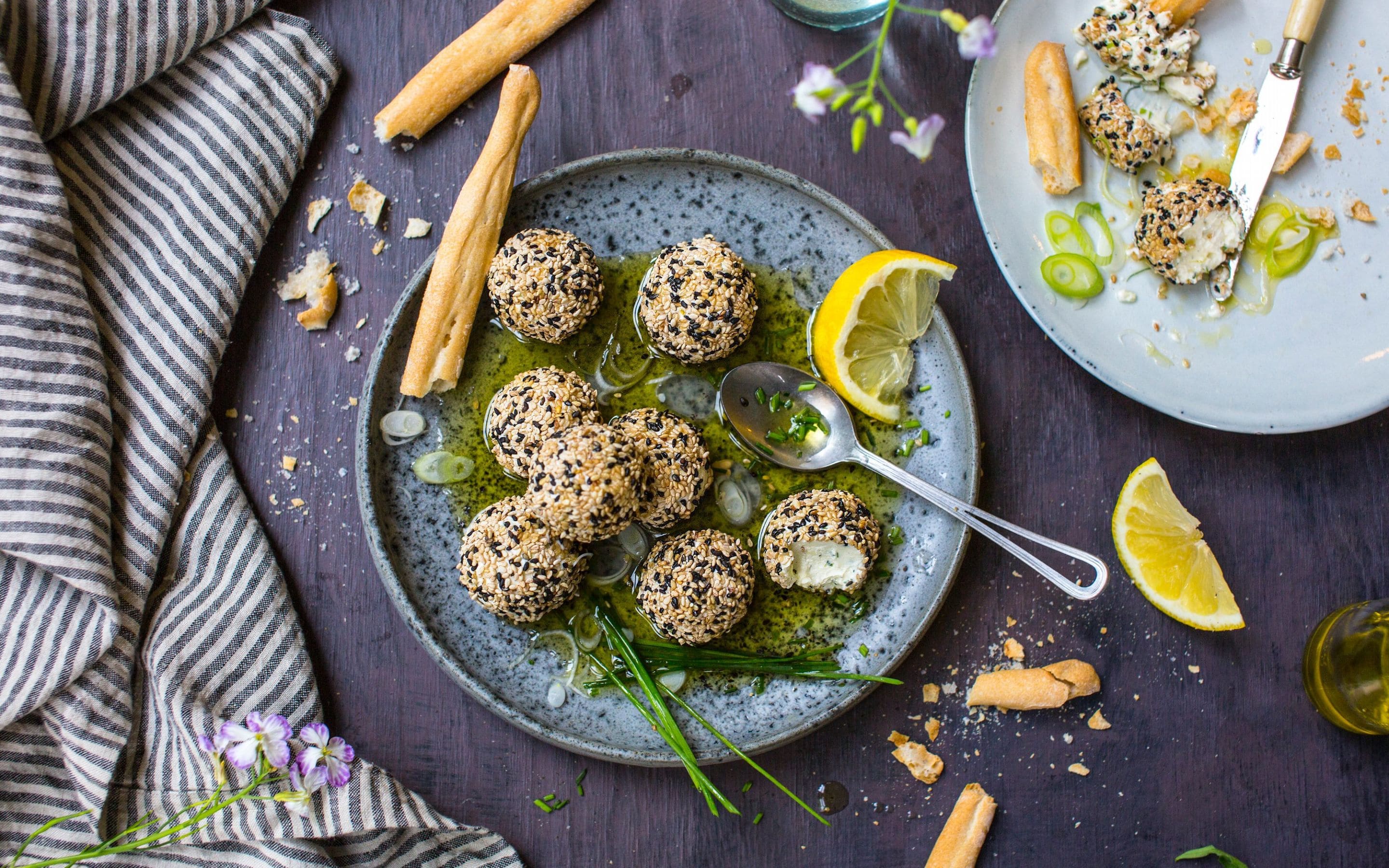 Cheese balls med sesamfrø og sitron
