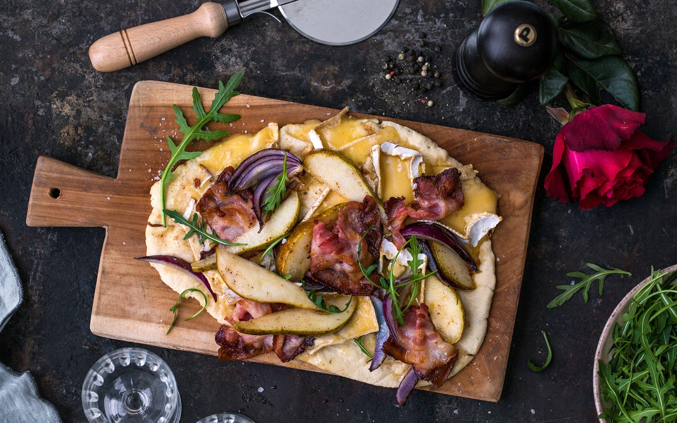 Flatbread-pizza med pære, brie og bacon
