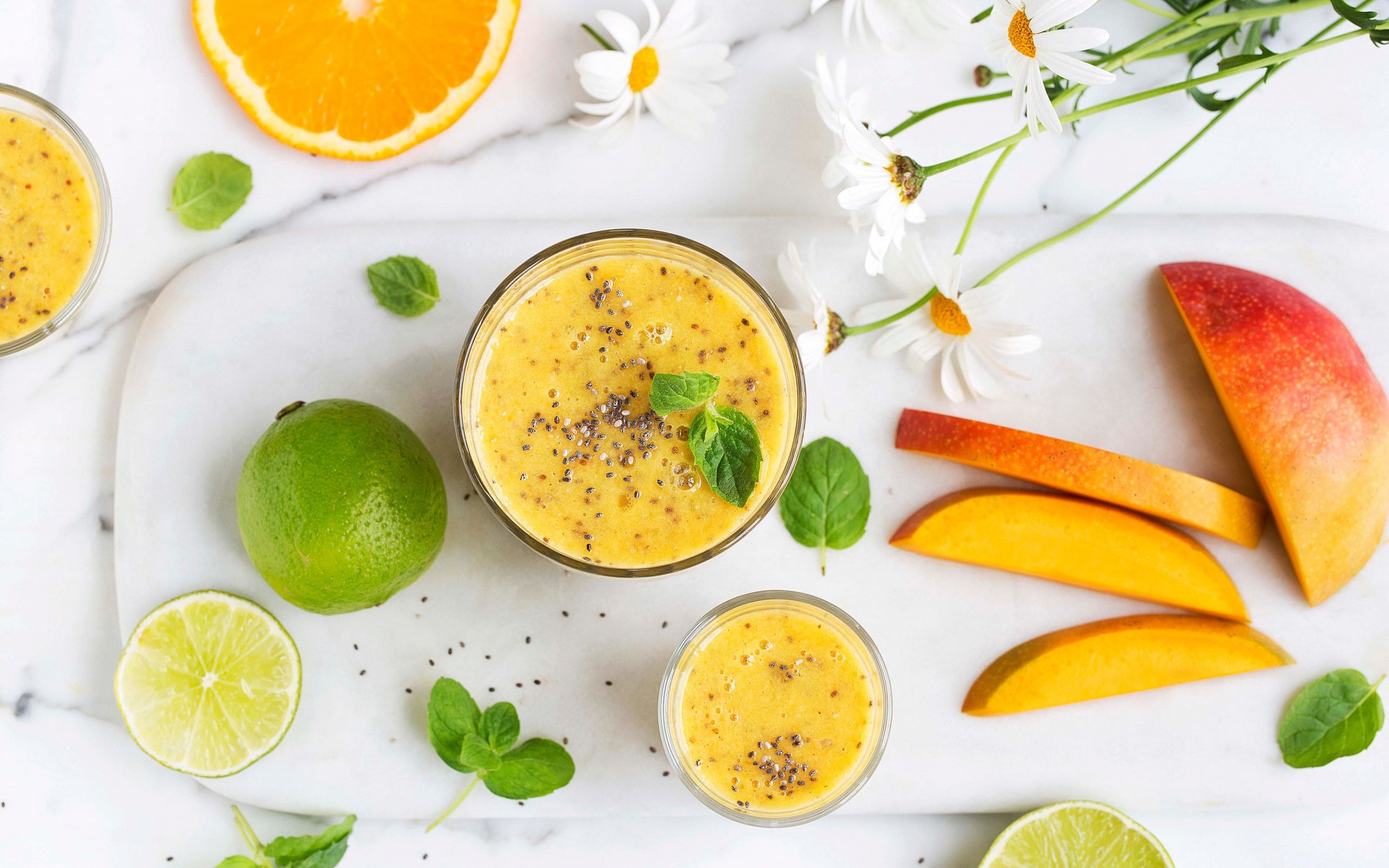 Mango- og appelsinsmoothie med chiafrø