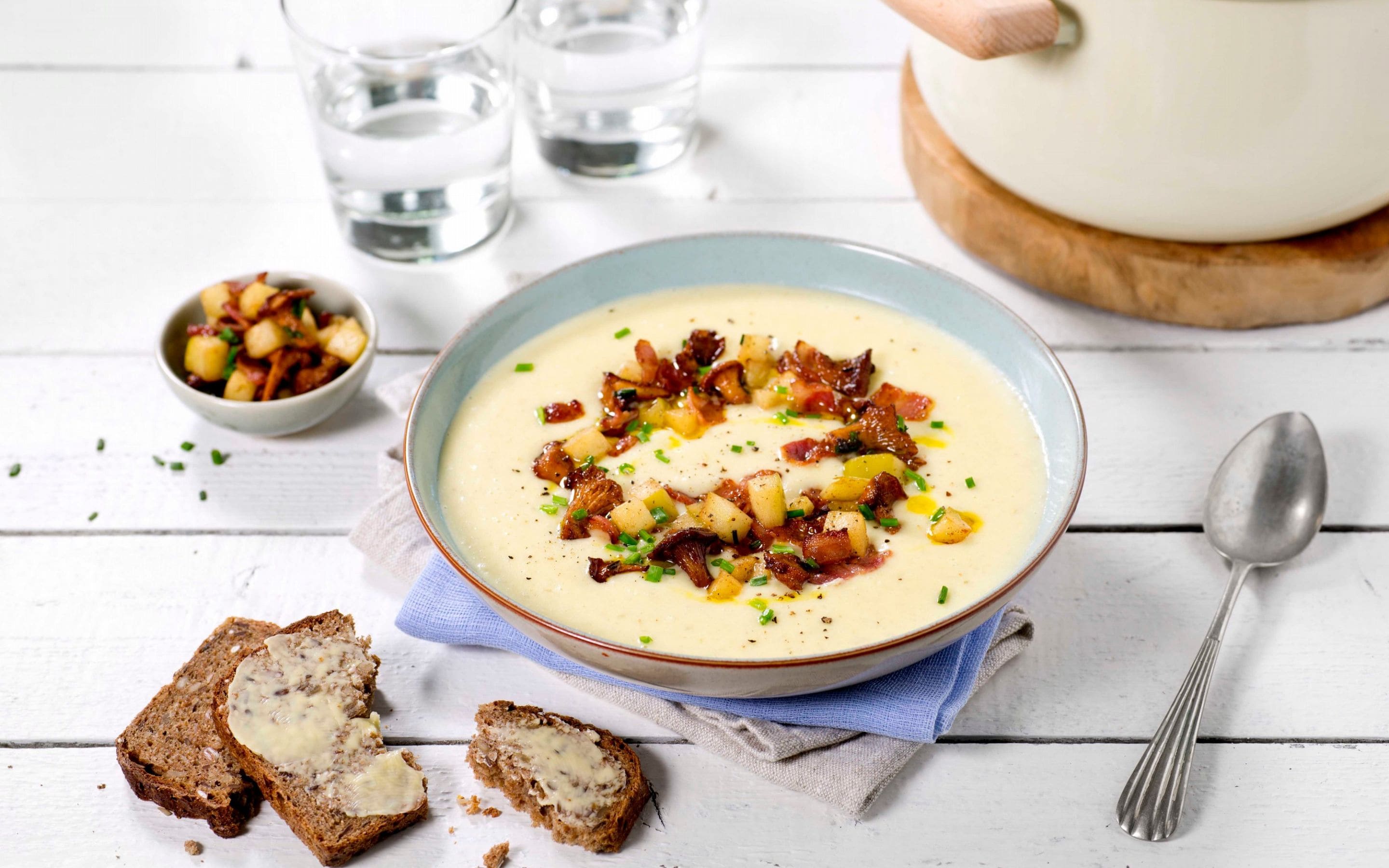 Jordskokksuppe med bacon, sopp og eple
