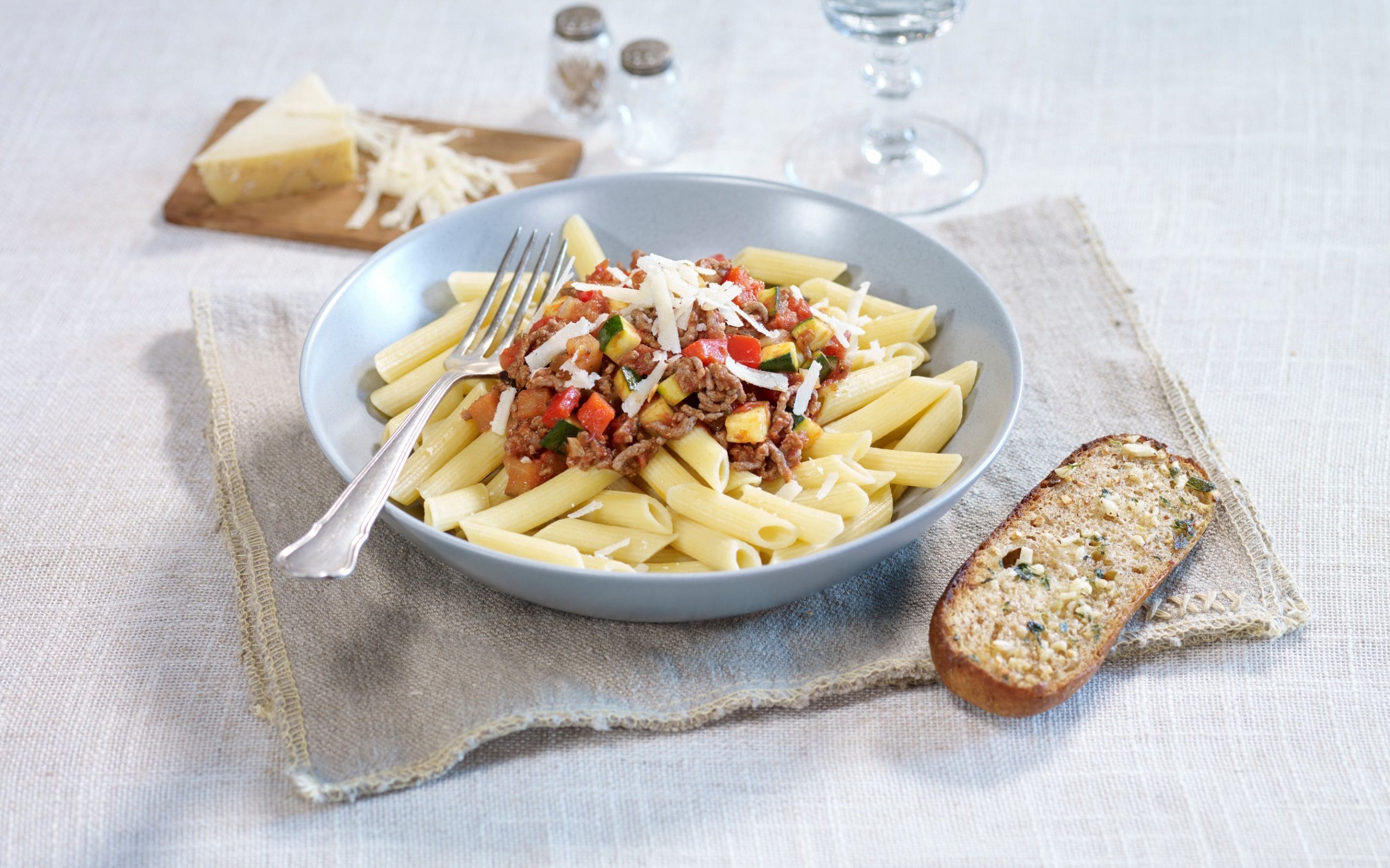 Aubergine- og squash bolognese med pennepasta