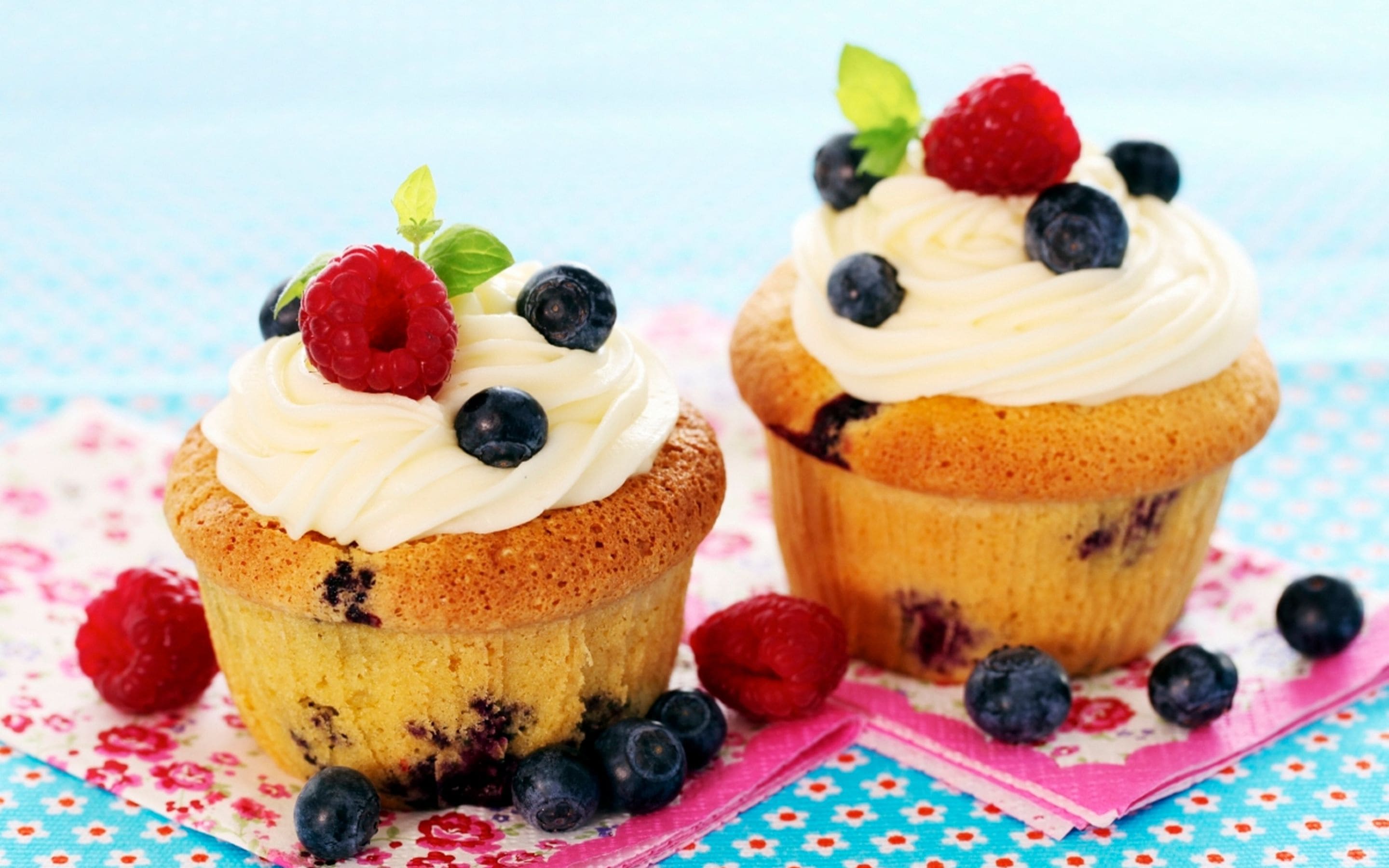 Cupcakes med blåbær og bringebær