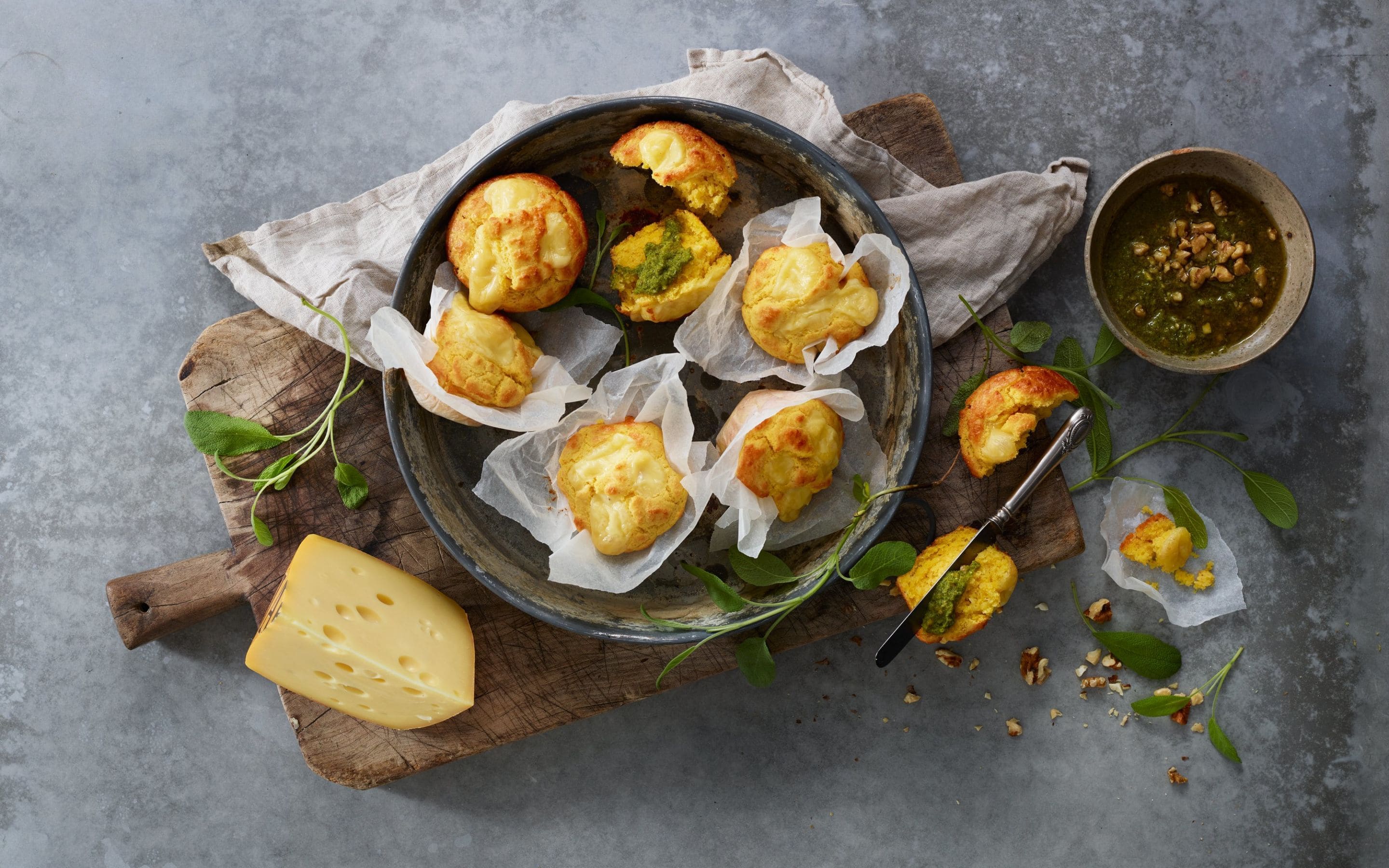 Maismuffins med innbakt Jarlsberg® og nøttepesto