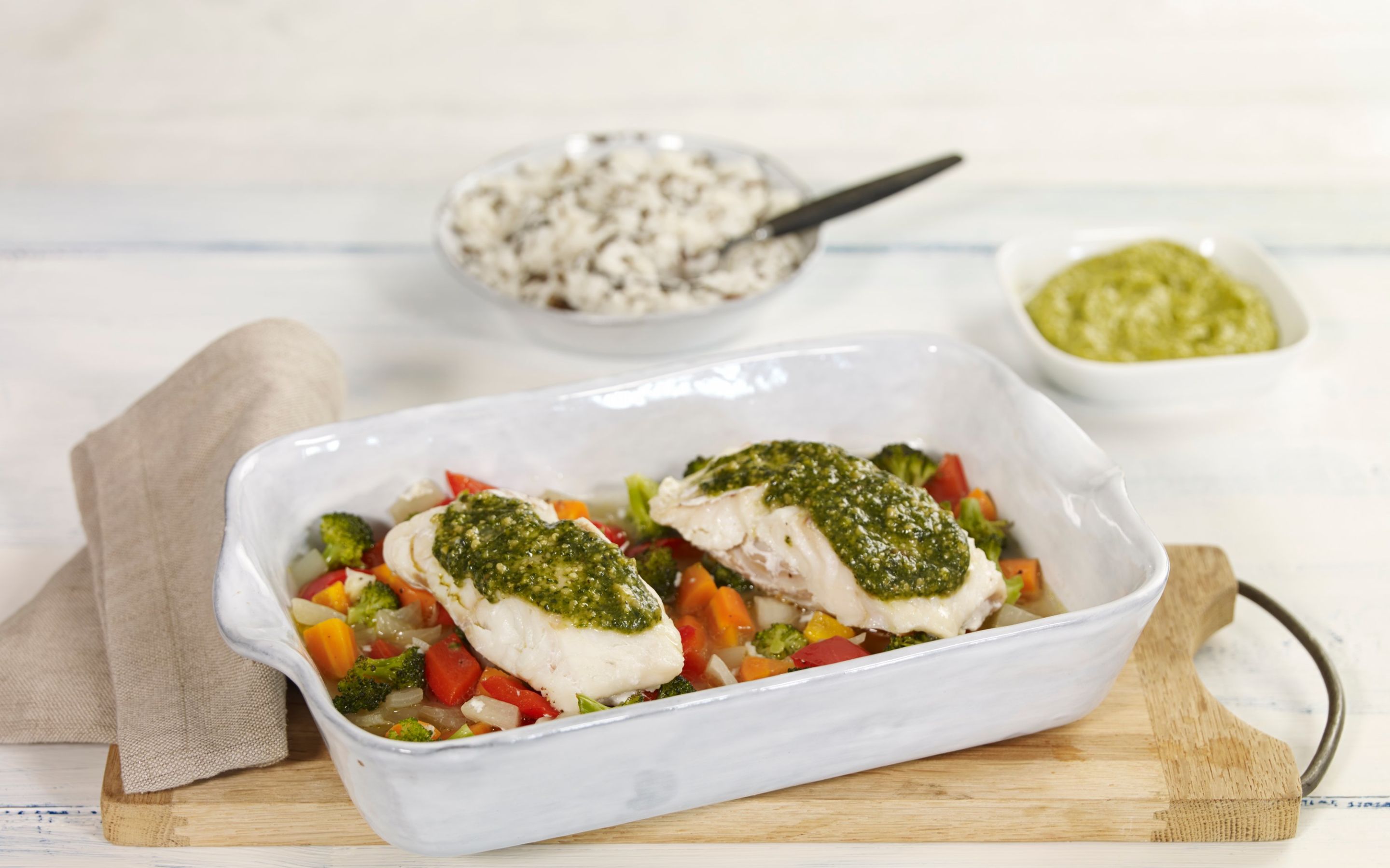 Ovnsbakt torsk med pesto og fargerike grønnsaker