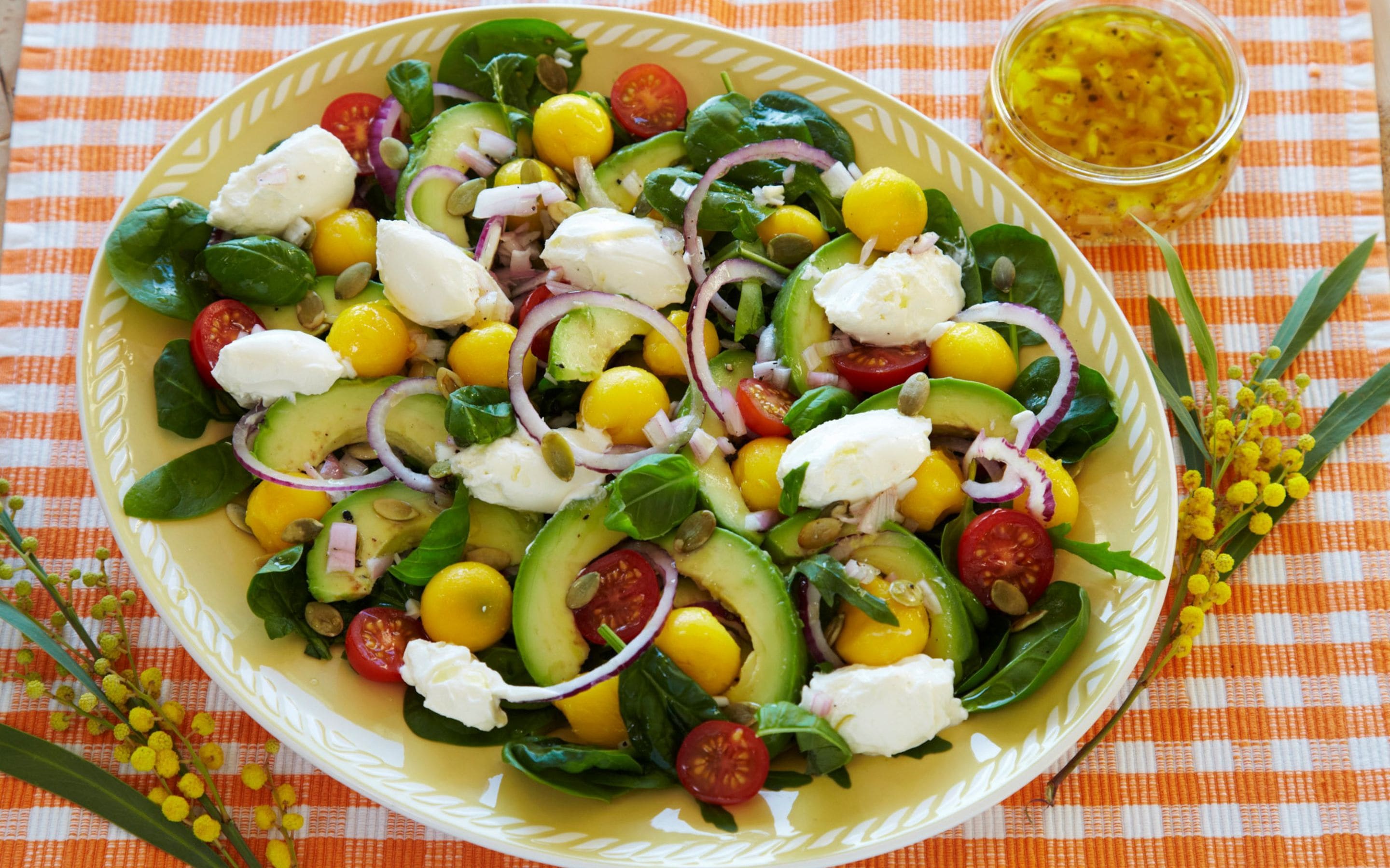 Salat med mango, avocado og snøfrisk