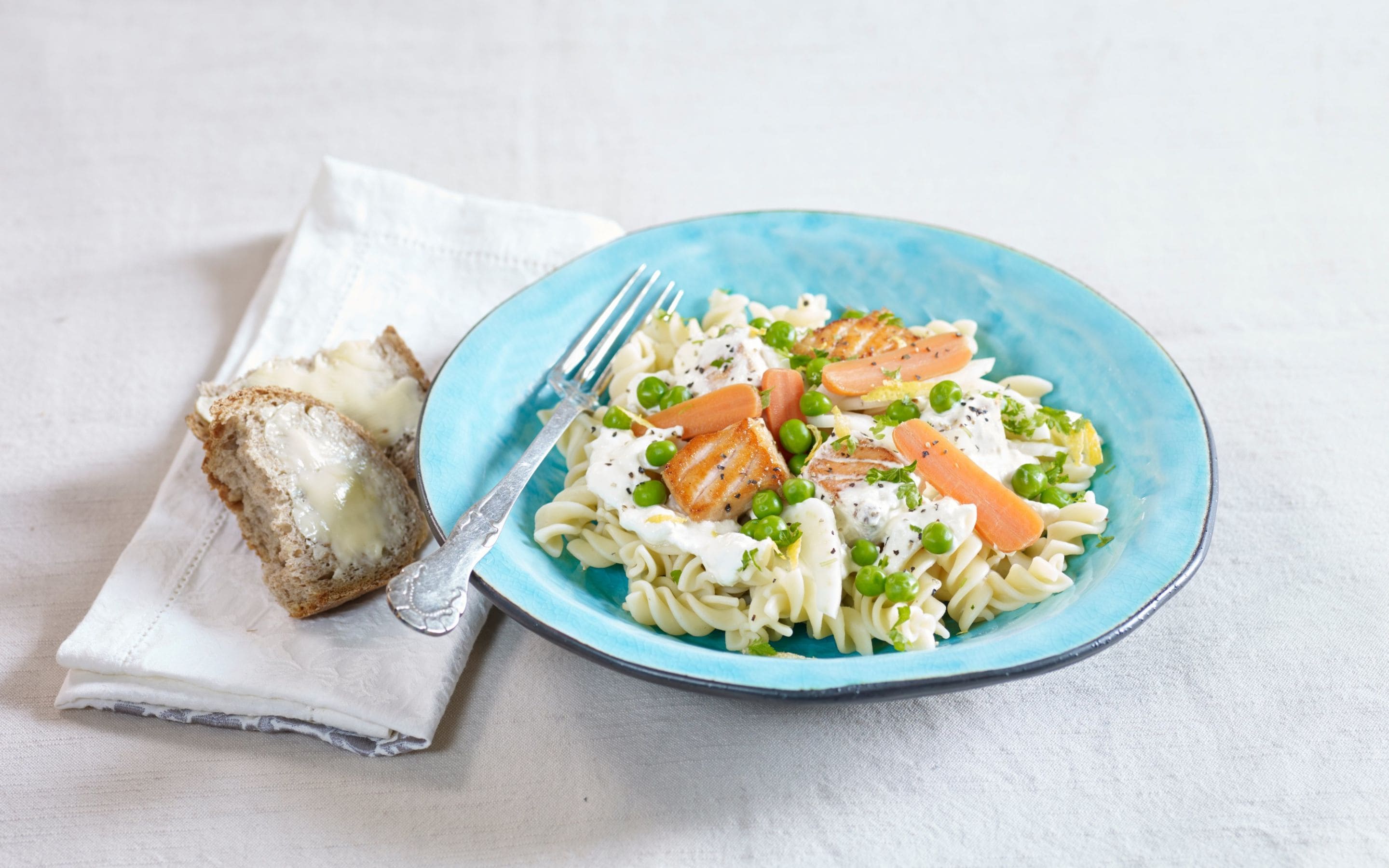 Stekte laksebiter med pastaskruer og fennikel
