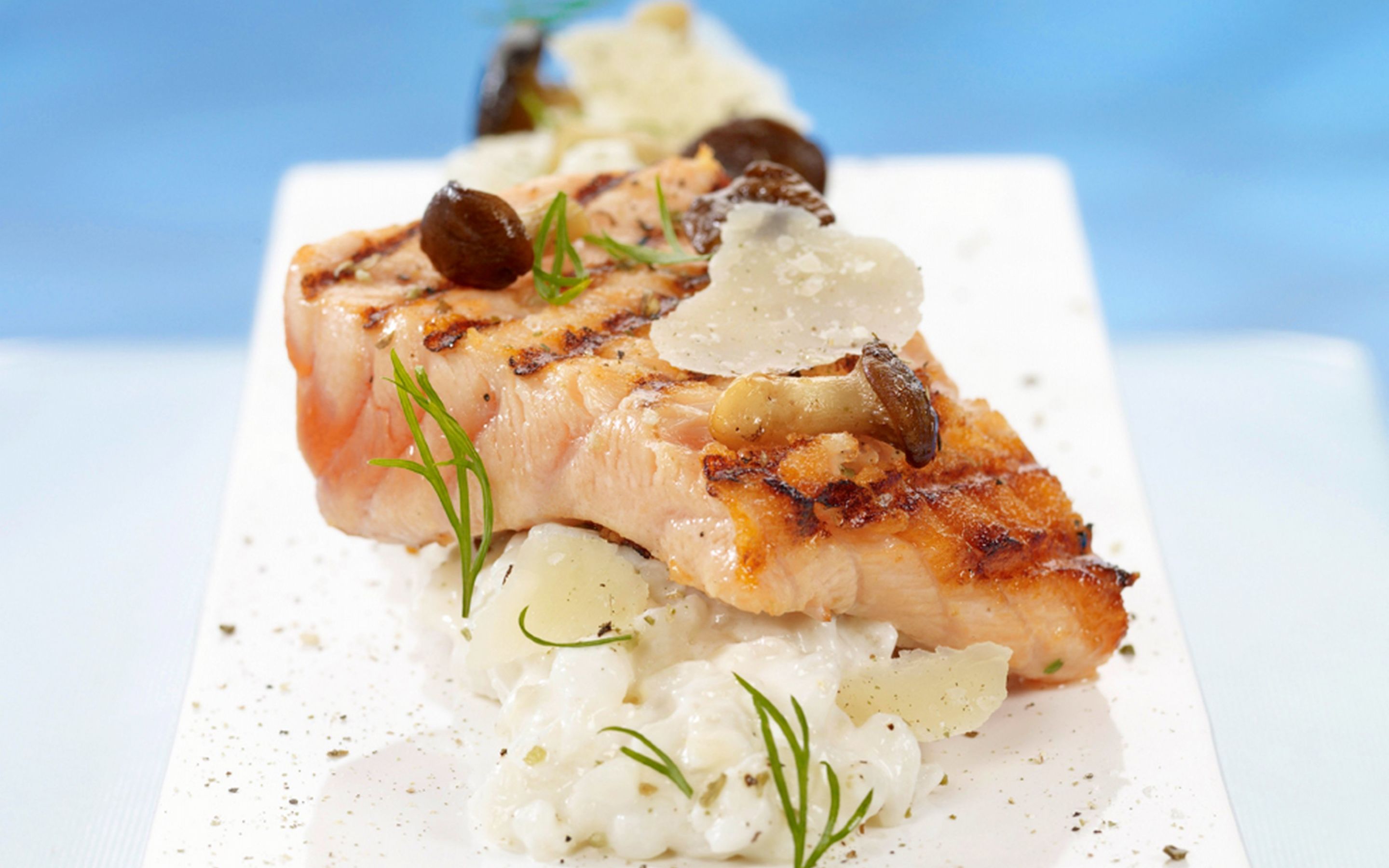 Laks med risotto og Crème Fraîche