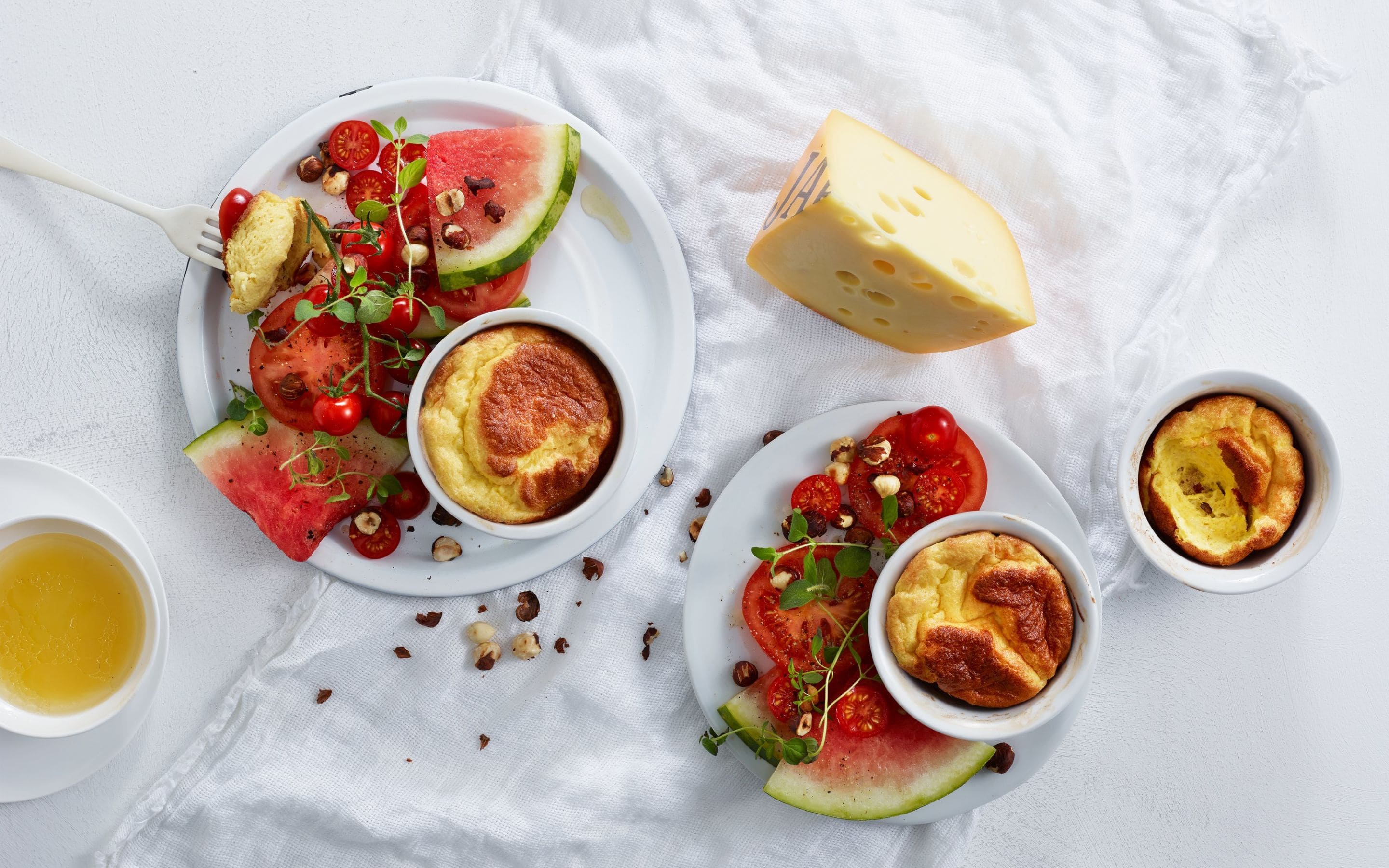 Jarlsberg® ostesuffle med tomat og vannmelonsalat