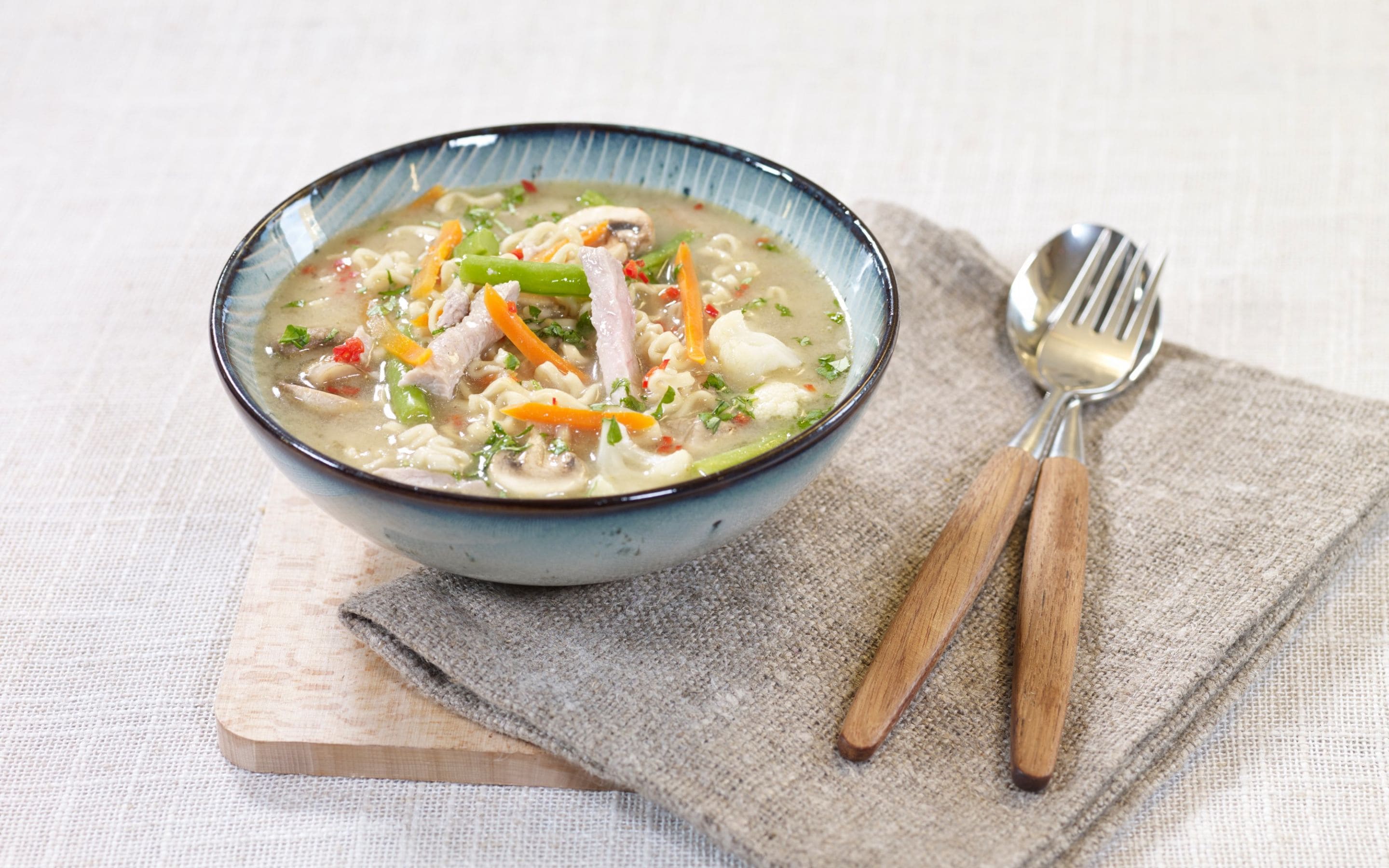 Nudelsuppe med strimlet svinekjøtt