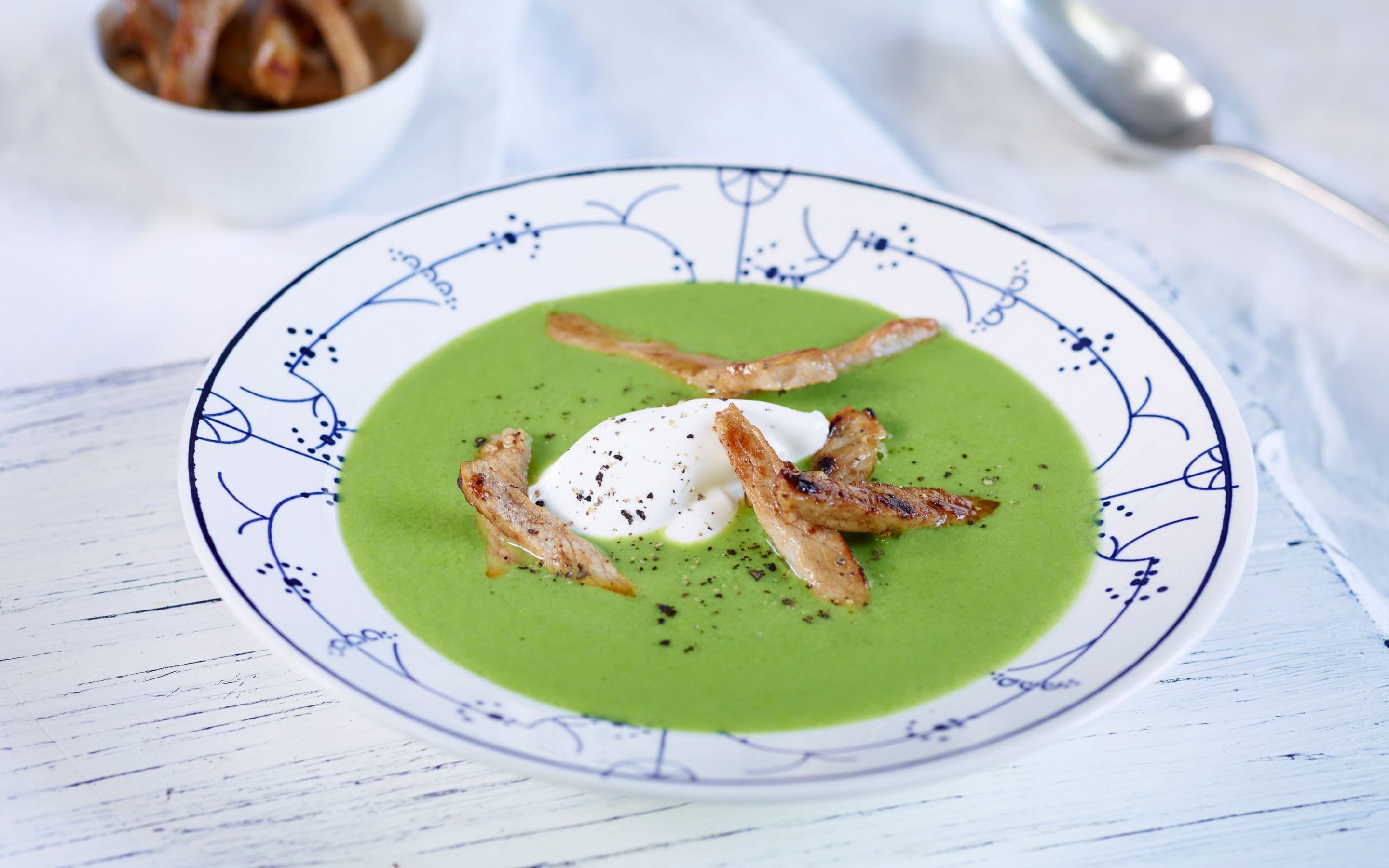 Denne ertesuppen med strimlet svinekjøtt er superrask å lage. Med dypfryste erter får du en frisk suppe som ser fantastisk innbydende ut.