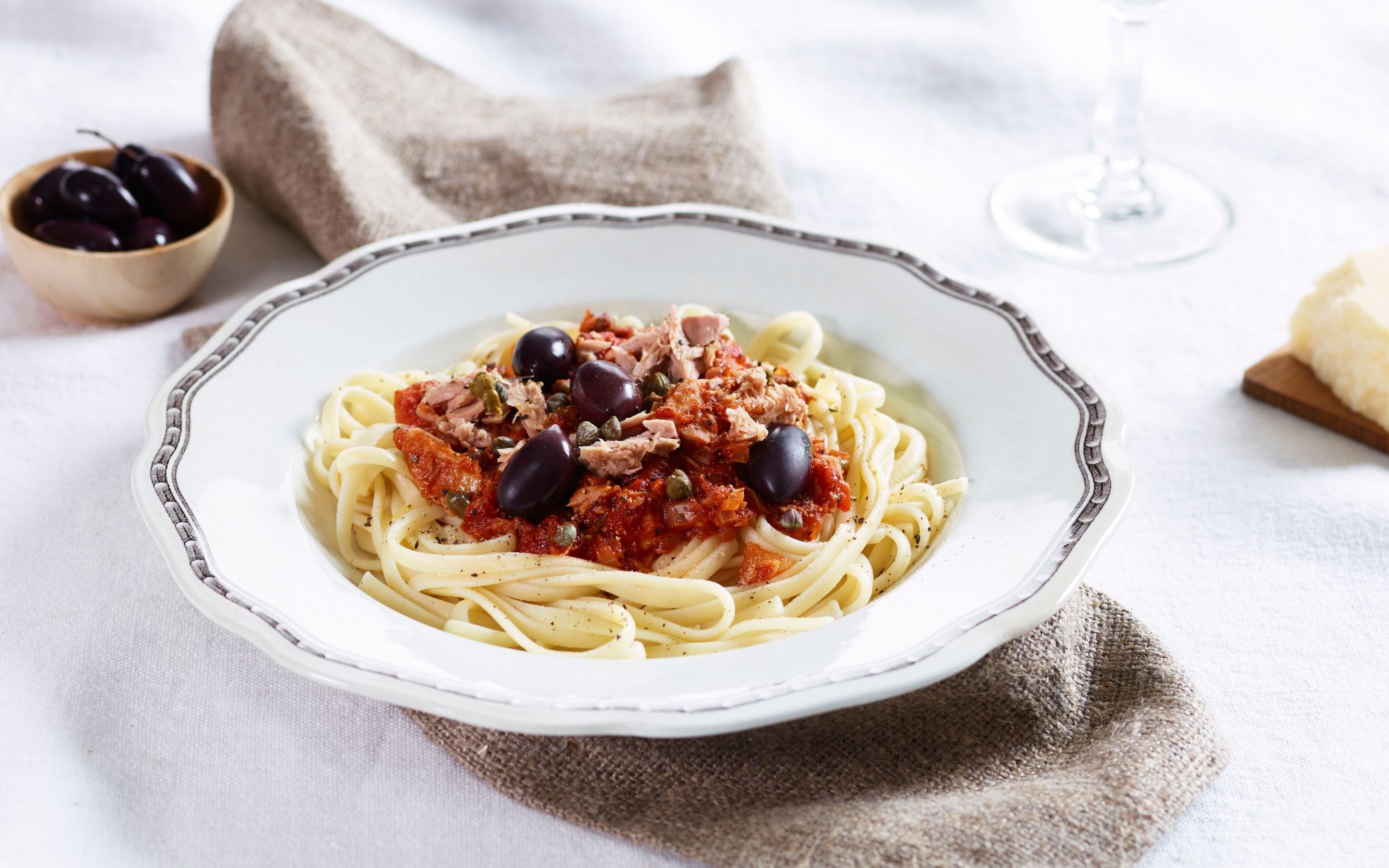 Pasta med tunfisk i tomatsaus