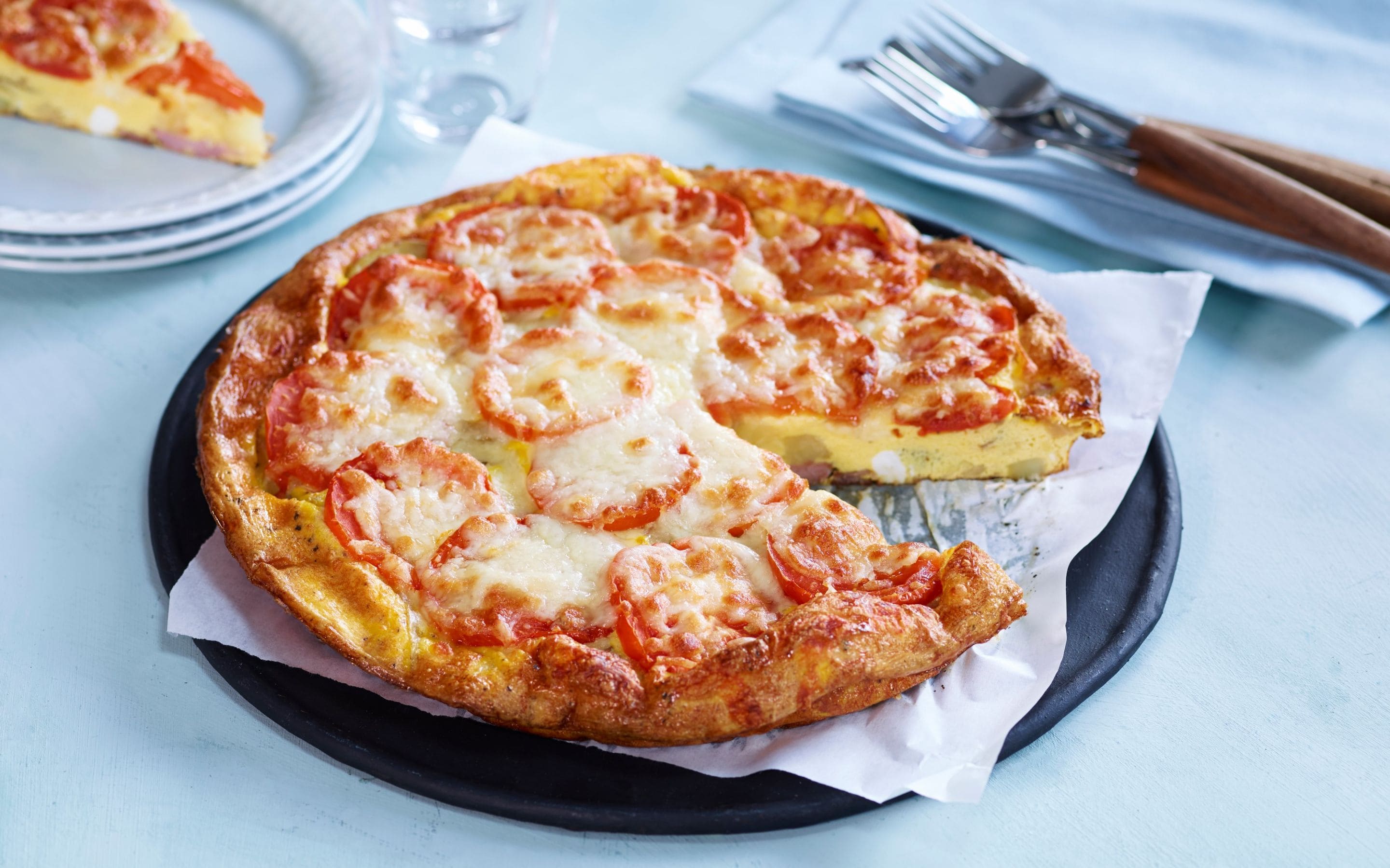 Frittata med poteter, bacon og tomat