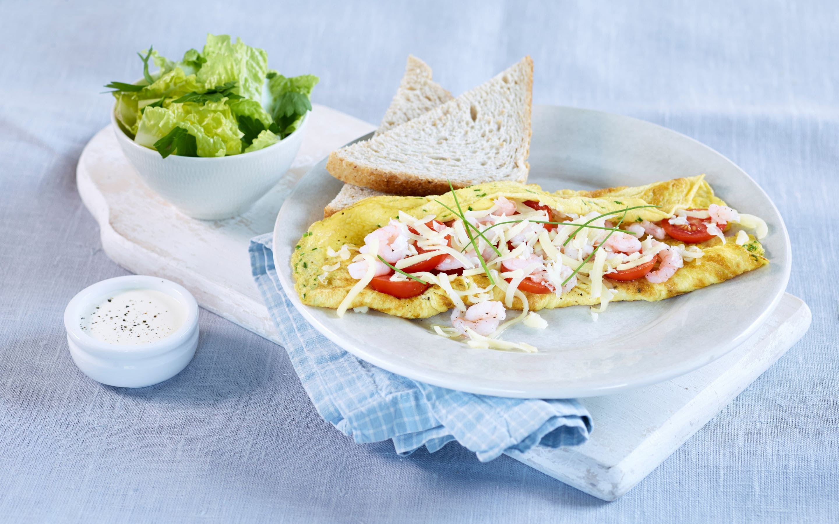 Omelett med reker og salat