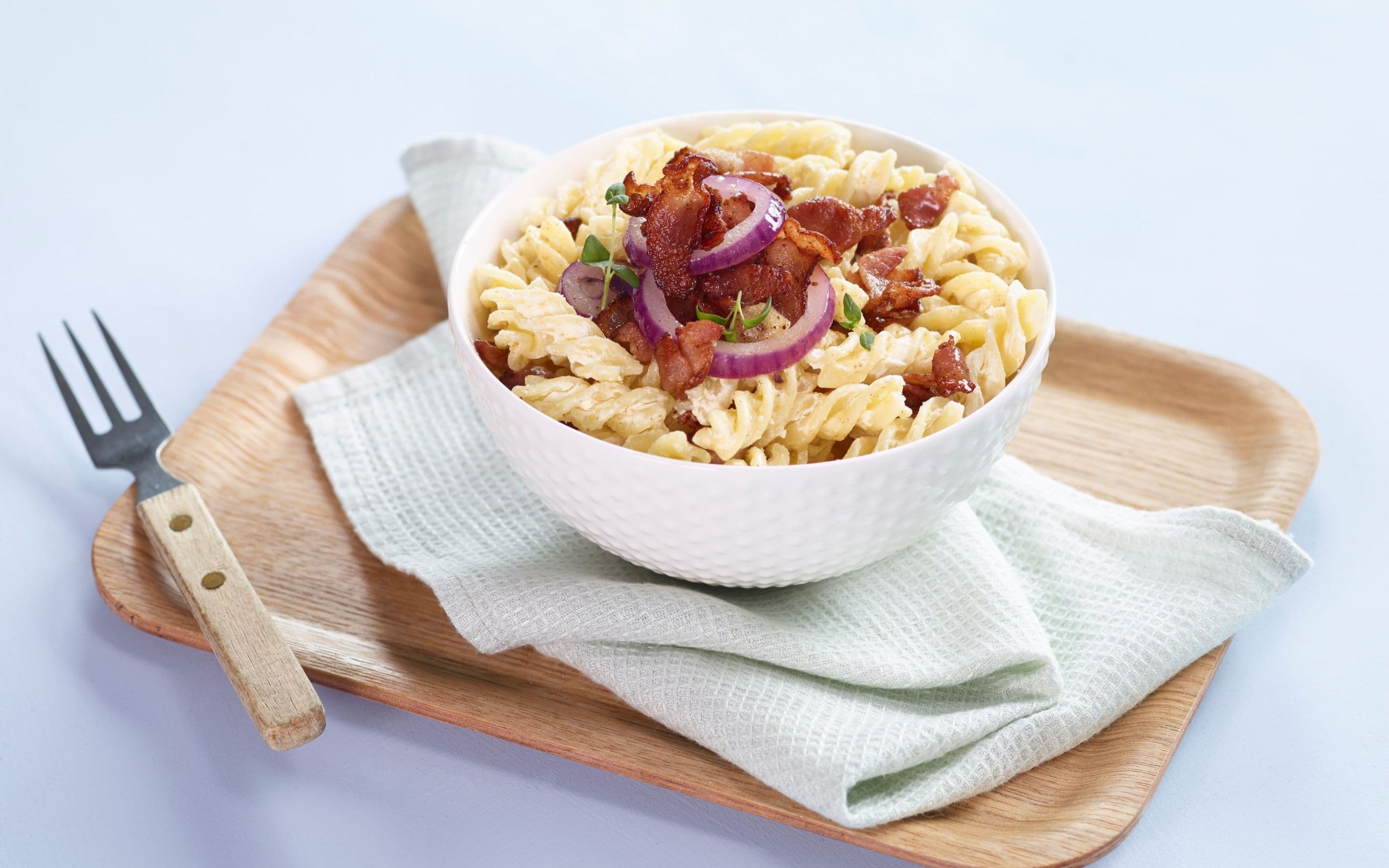 Pastaskruer med rødløk, bacon og Snøfrisk