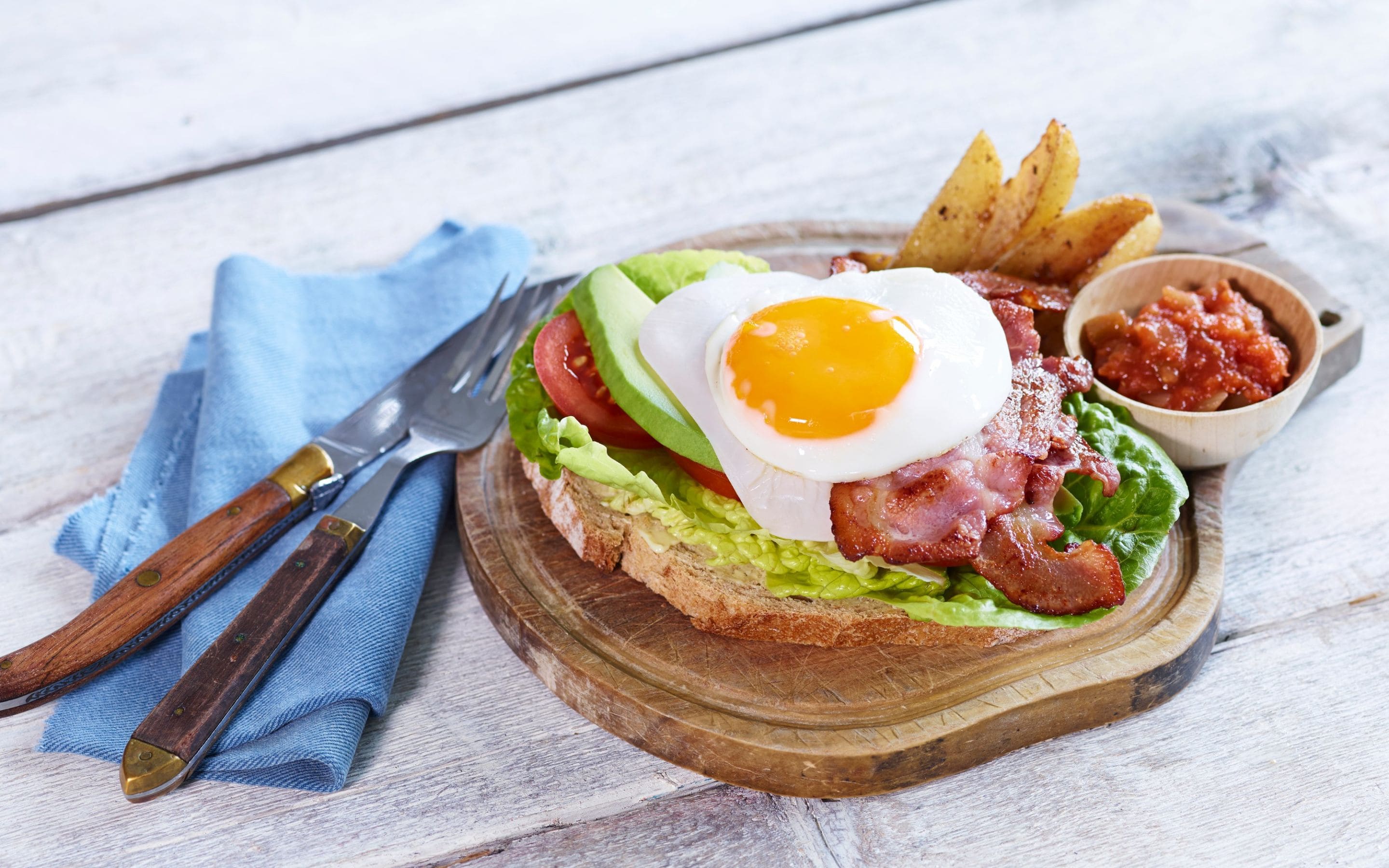 Sandwich med stekt egg, bacon, salat og kalkunpålegg
