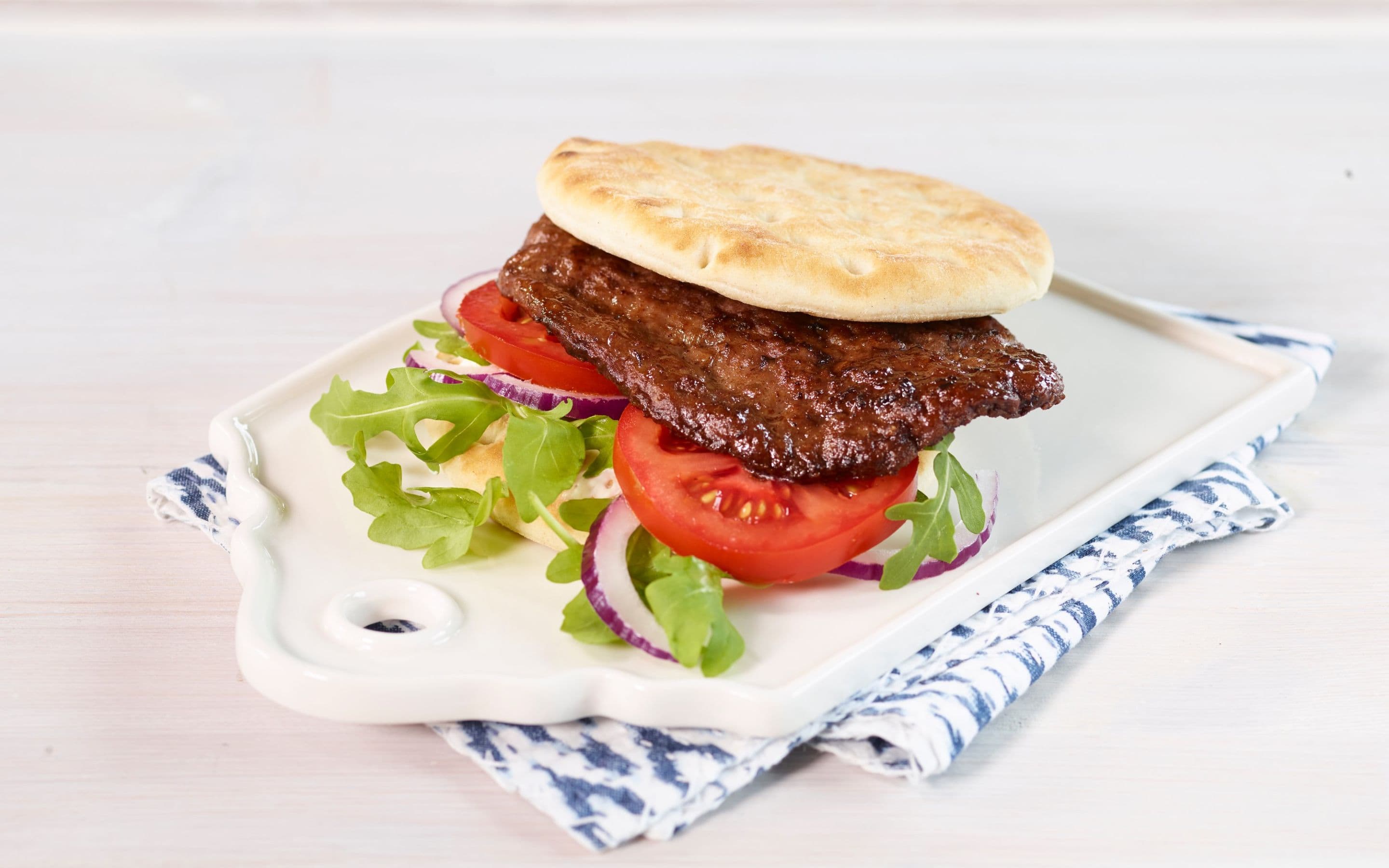 Polarburger med løvbiff og tomatsalat