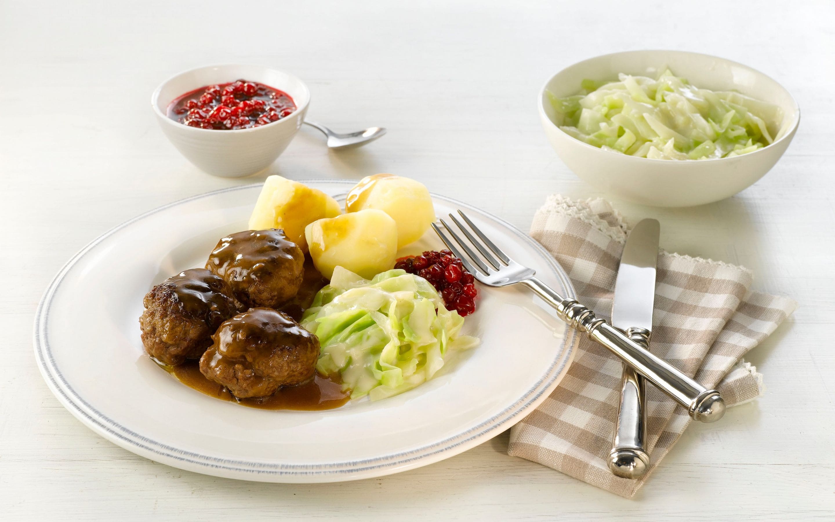 Kjøttkaker med kålstuing