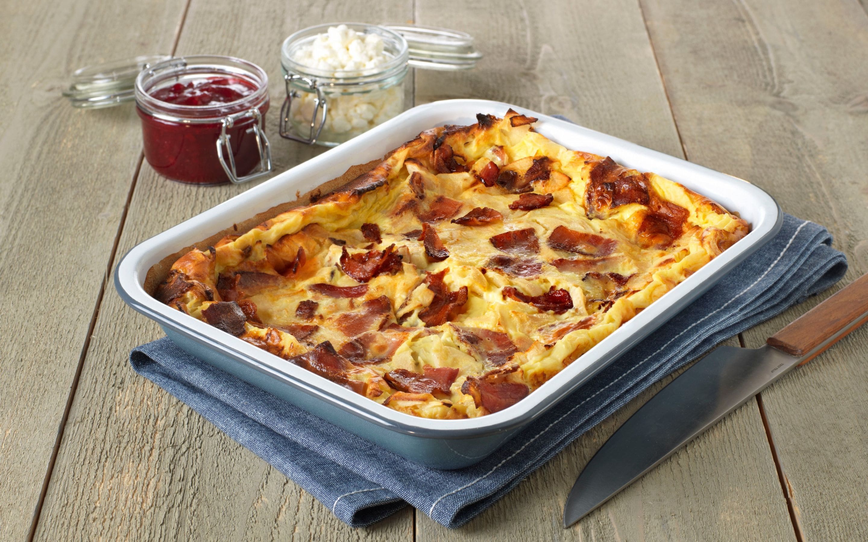 Ovnspannekake med bacon og eple