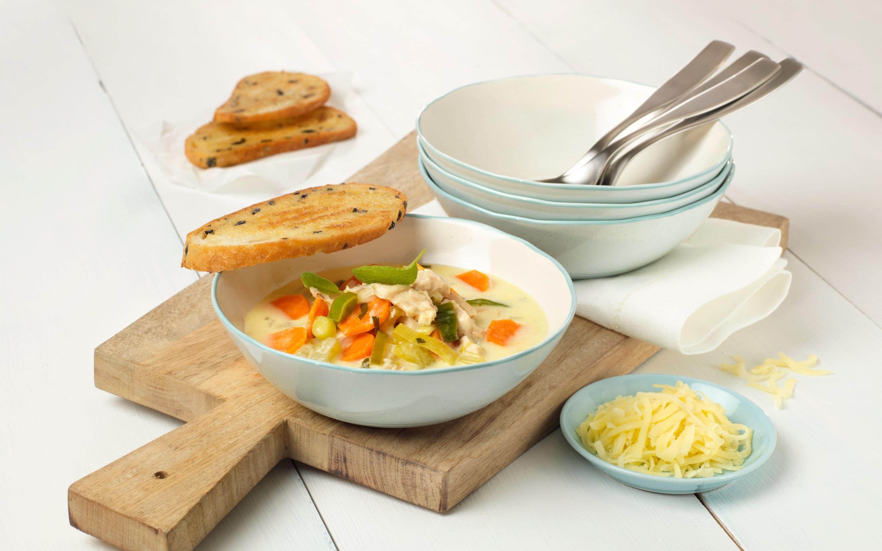 Kremet kyllingsuppe med ostedryss