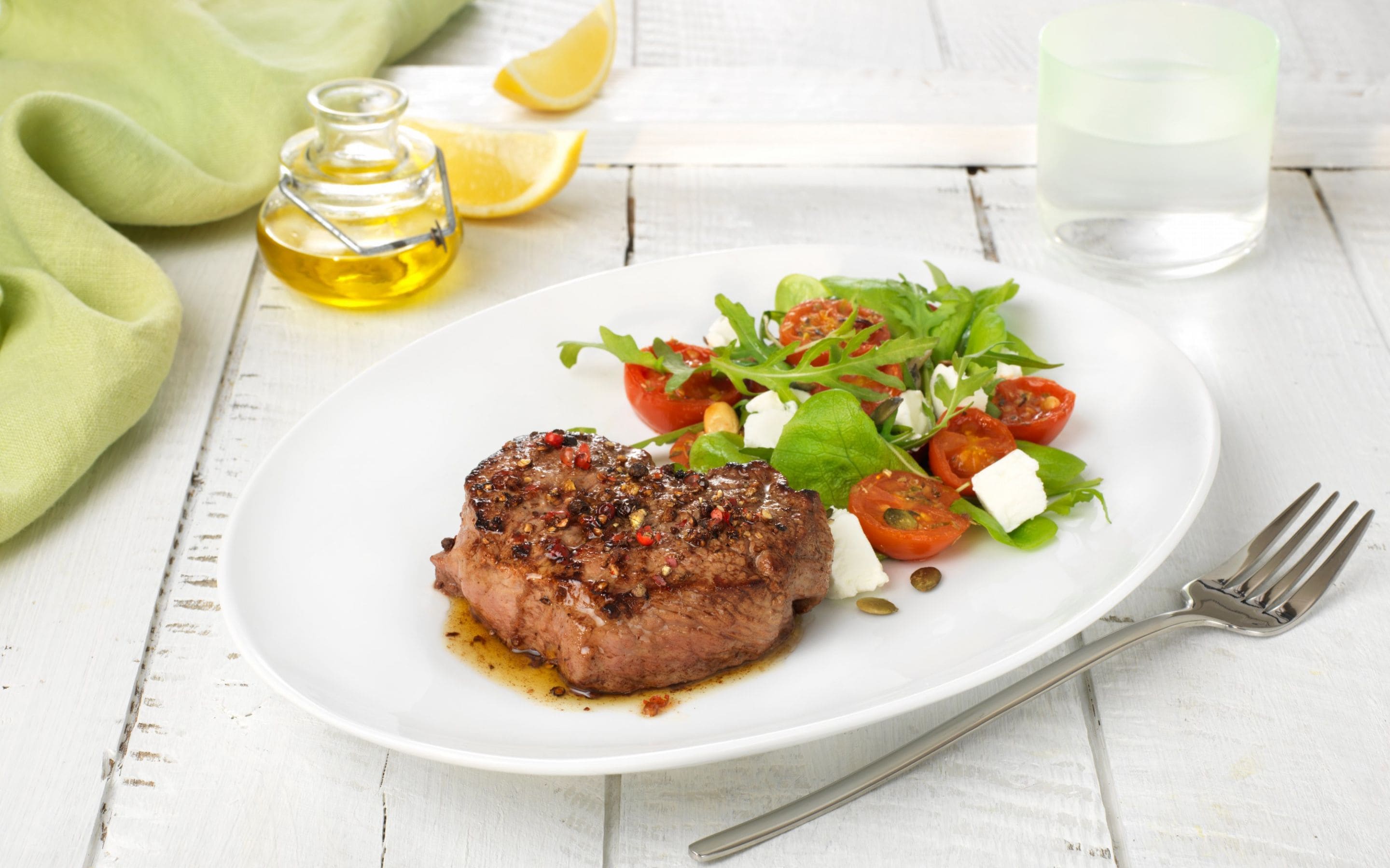 Pepperbiff med lun tomat og chevresalat