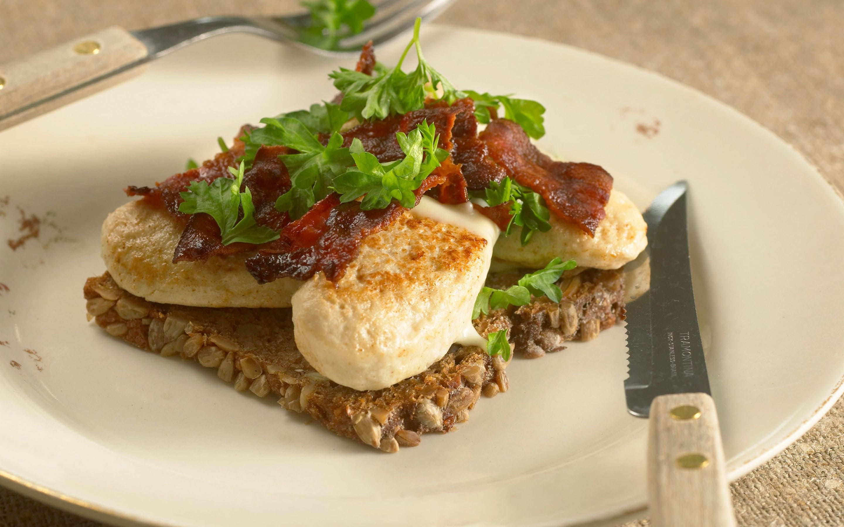Fiskebollesmørbrød med bacon