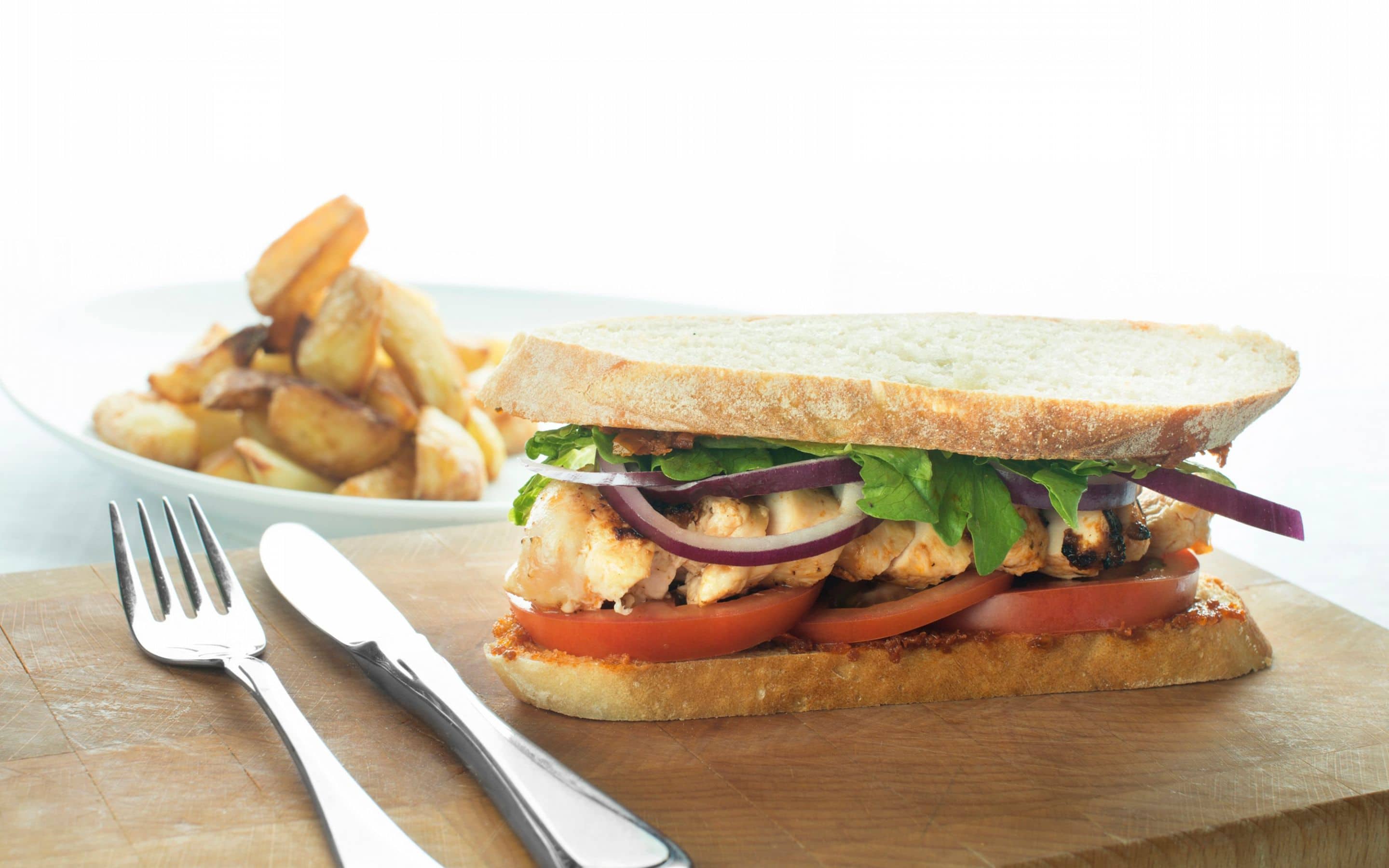 Kyllingsandwich og stekte potetbåter
