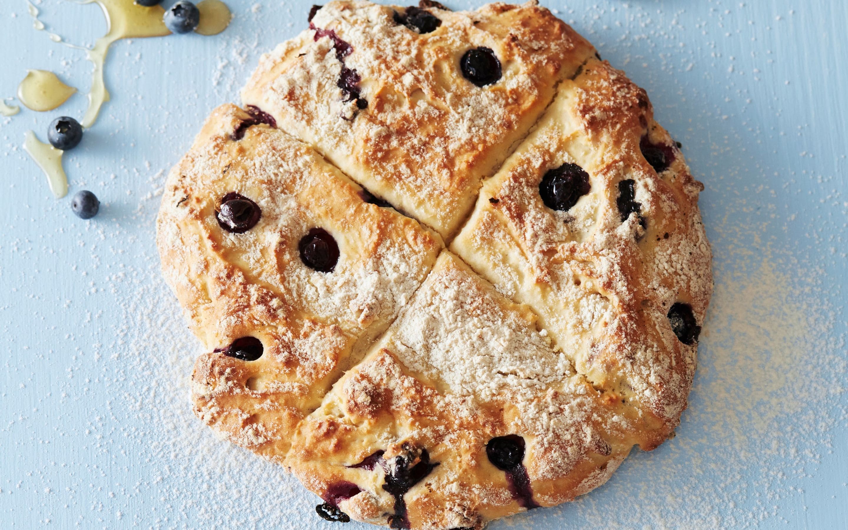 Scones med honning og friske blåbær