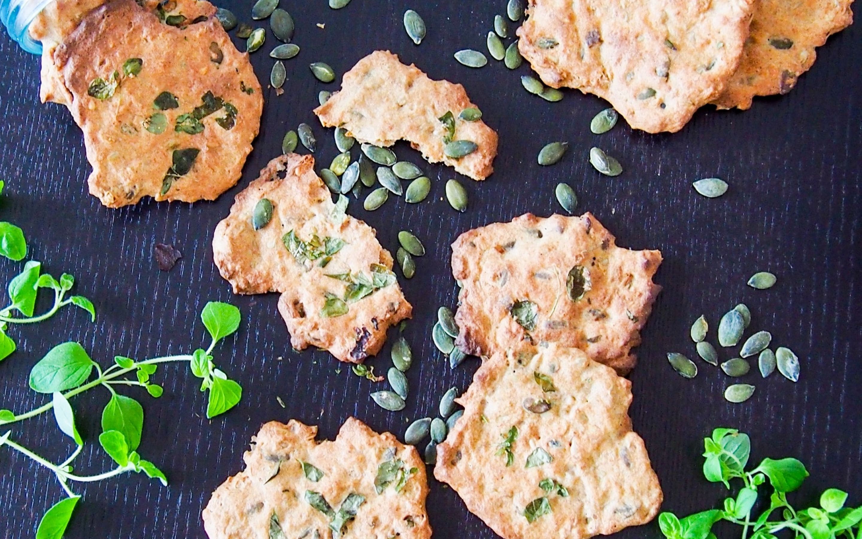 Knekkebrød med frø og friske urter