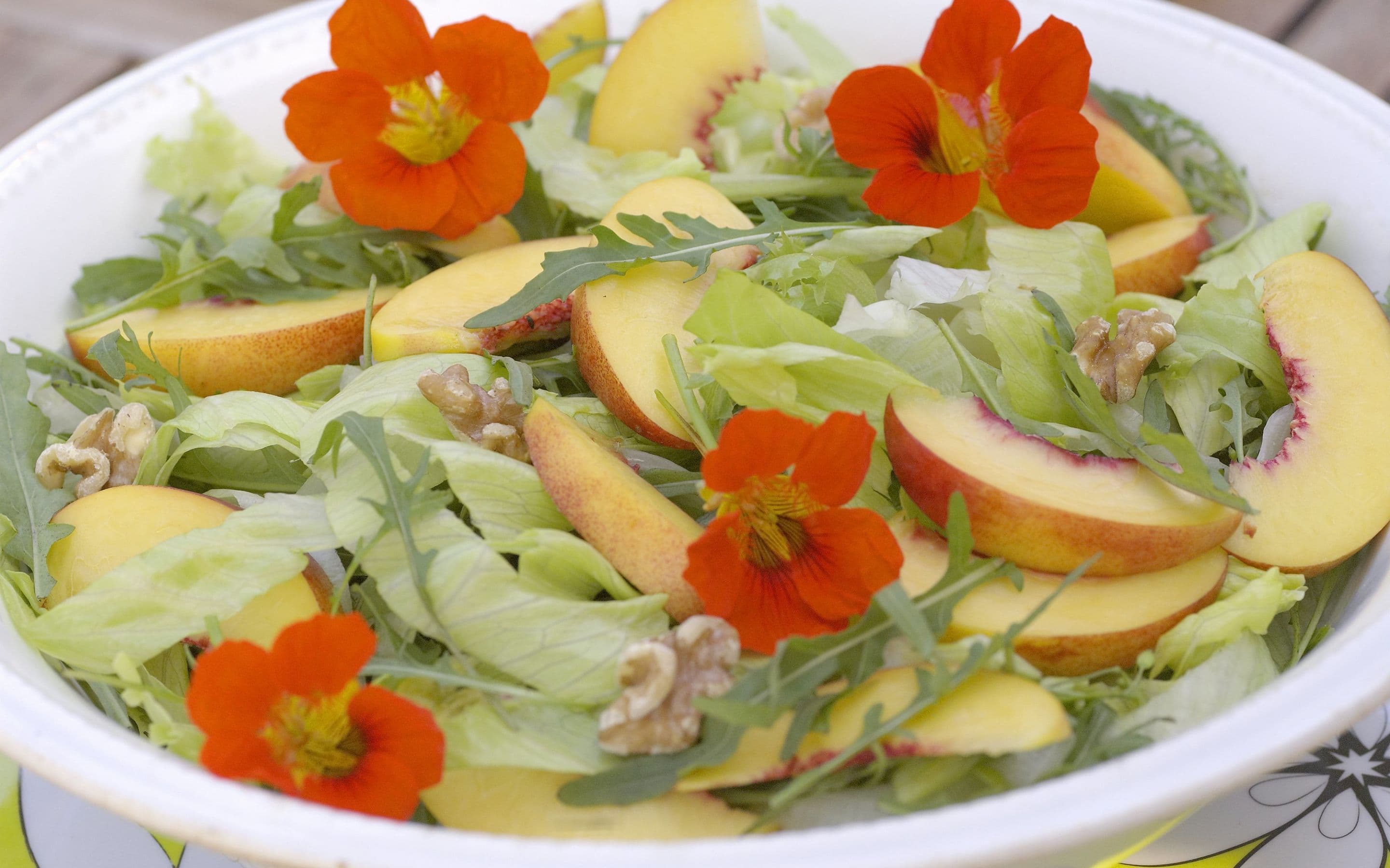 Nektarinsalat med blomkarse