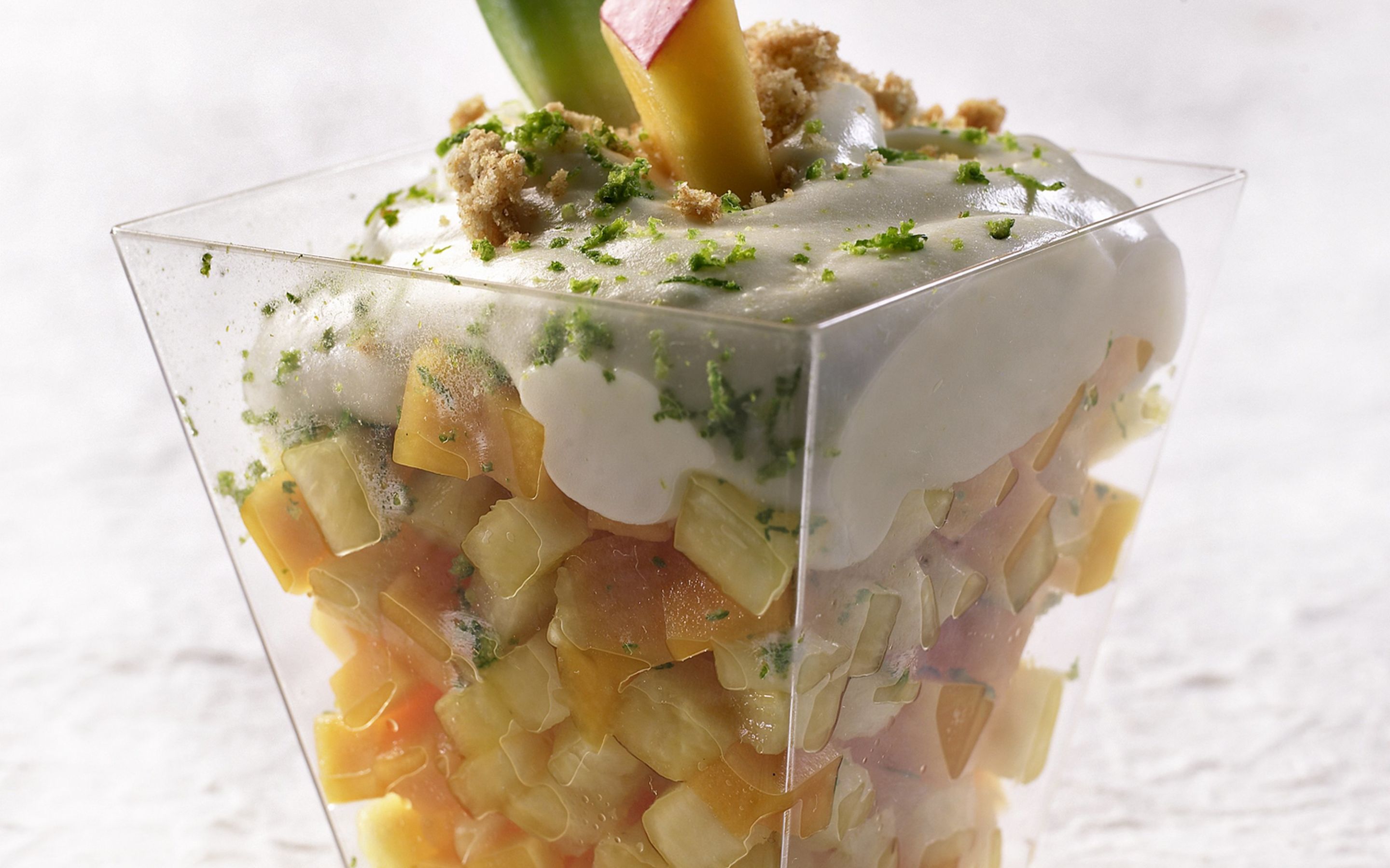 Hvit sjokolademousse med frukt