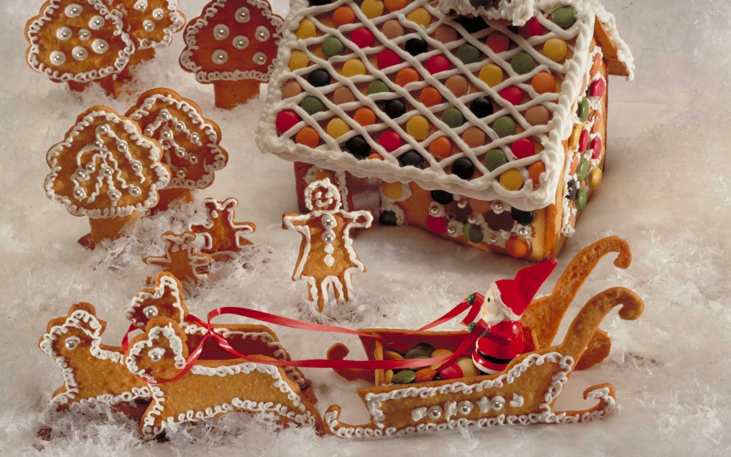 Pepperkakehus med Rudolf og nissens slede