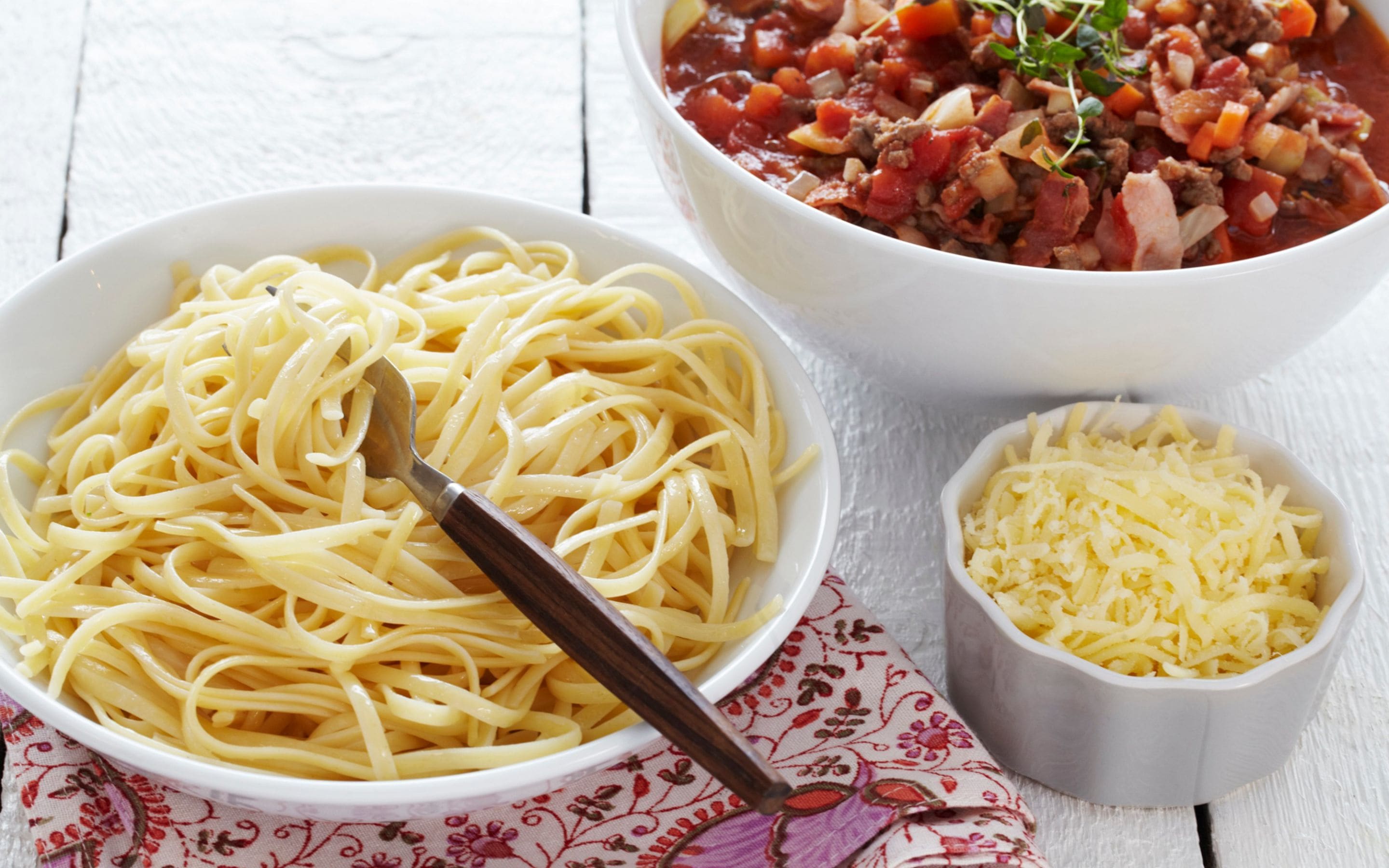 Pasta og kjøttsaus med bacon