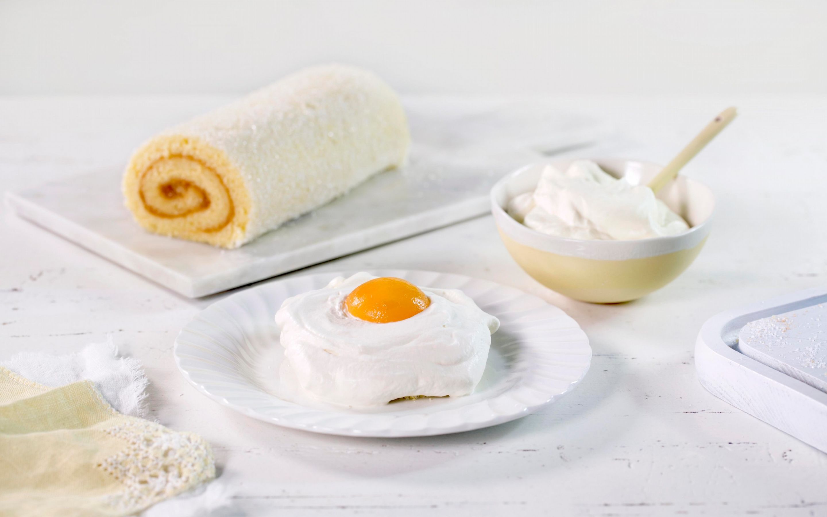 Påskepyntet rullekake