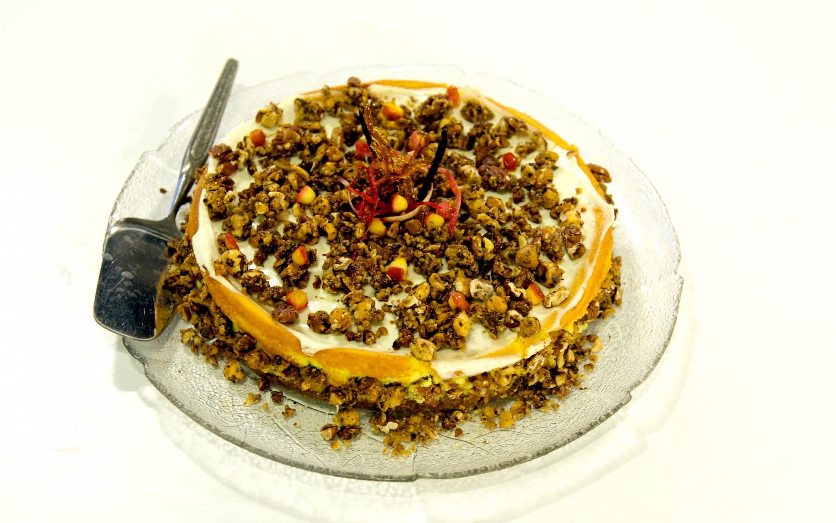 Bakt epleostekake på havrebunn med karamelliserte nøtter