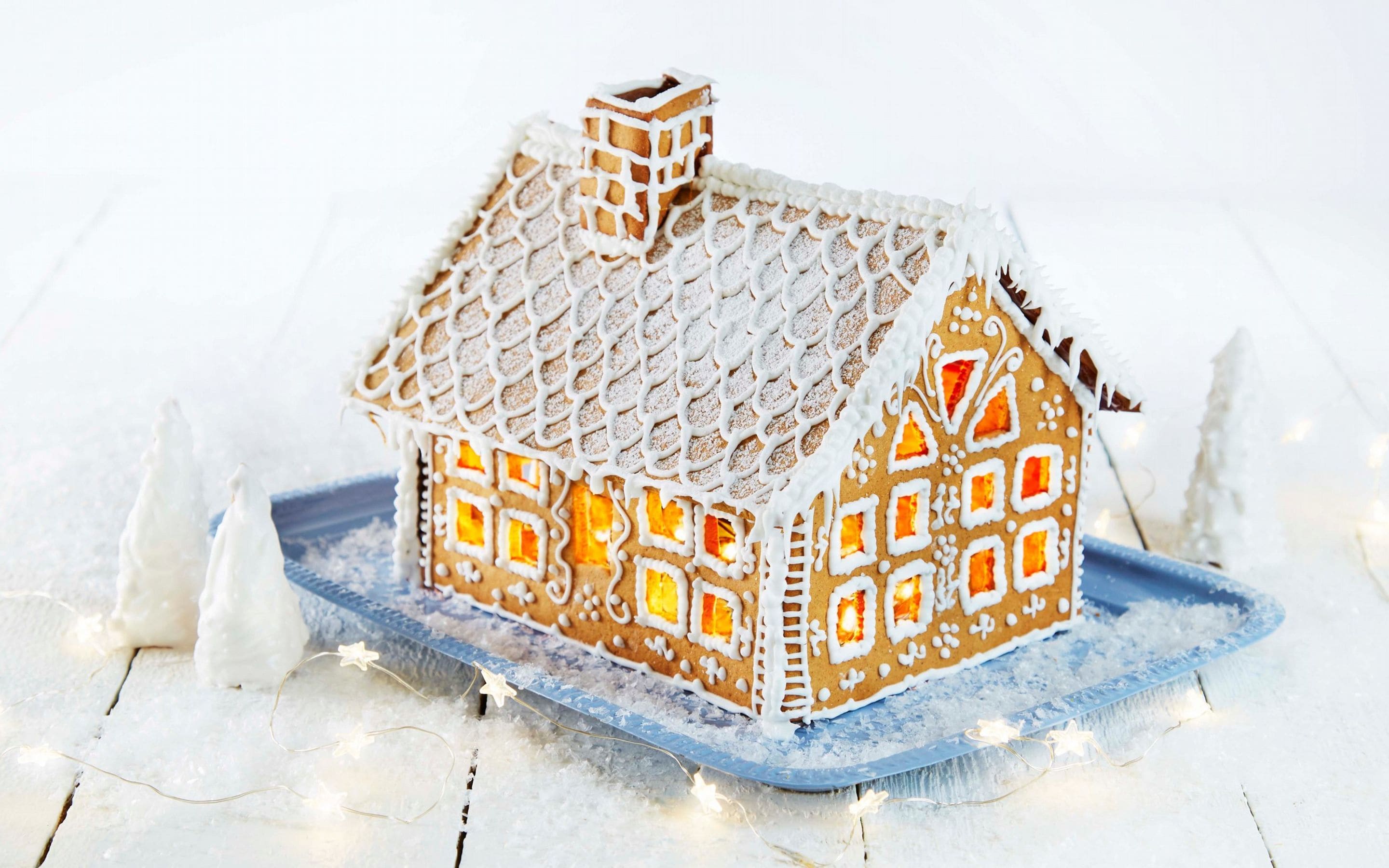 Pepperkakehus med lys i