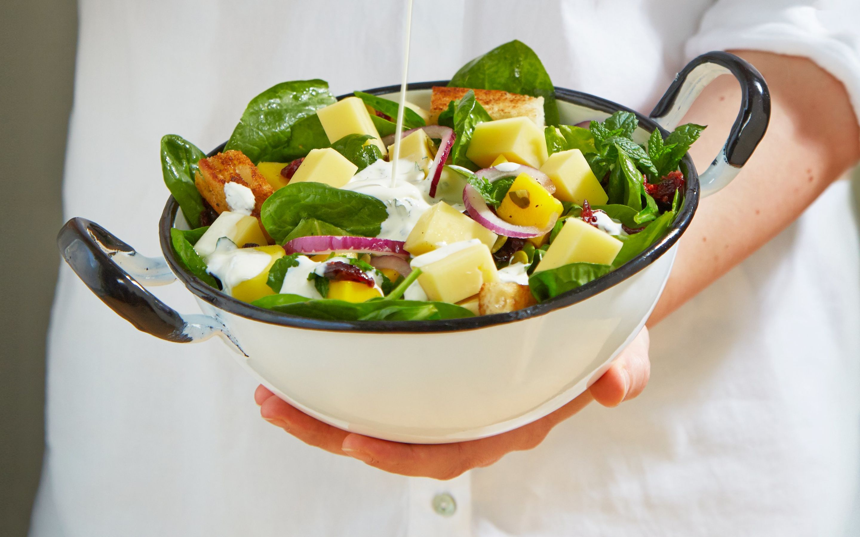 Spinatsalat med myntedressing