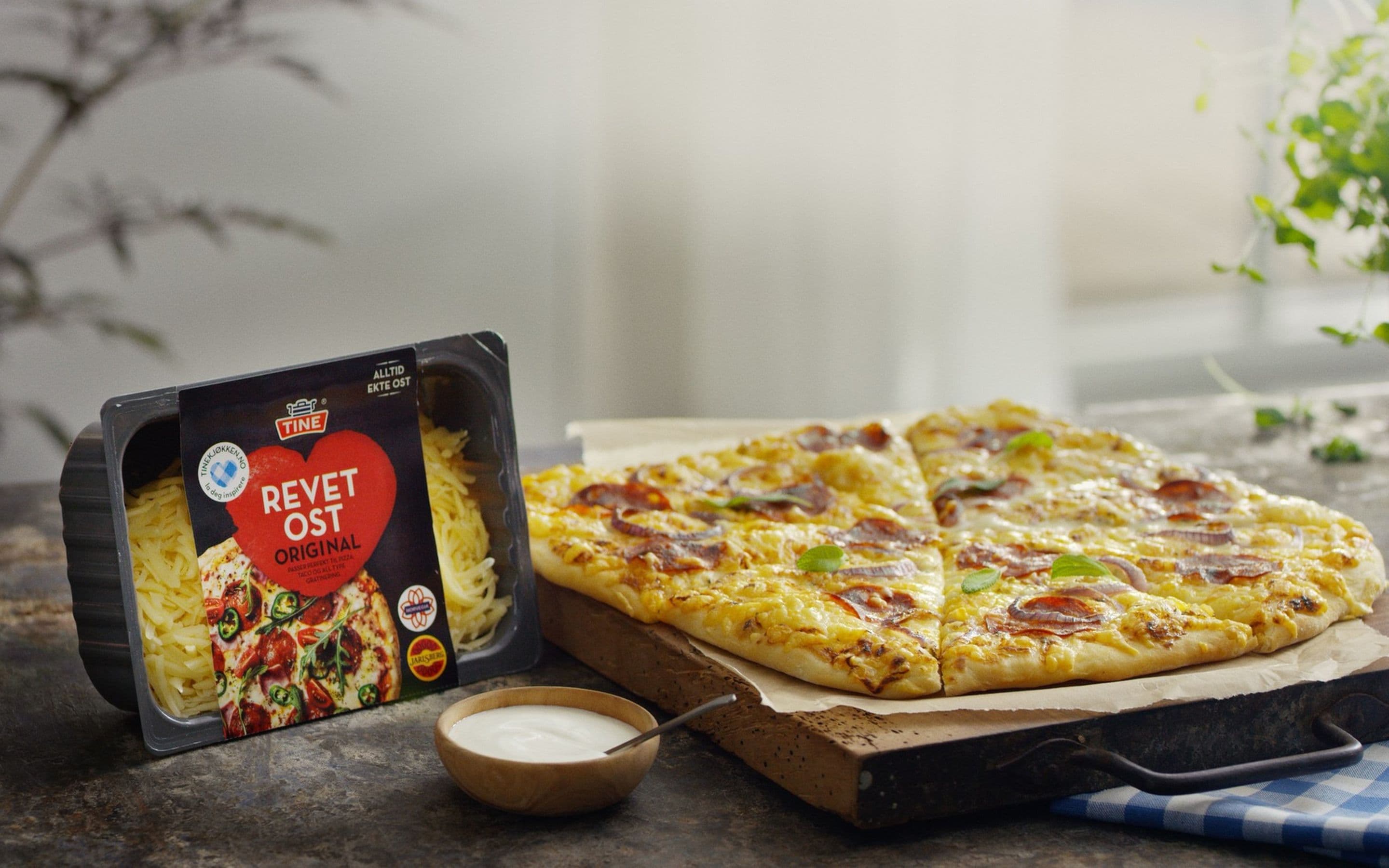 Hvit pizza med pepperoni