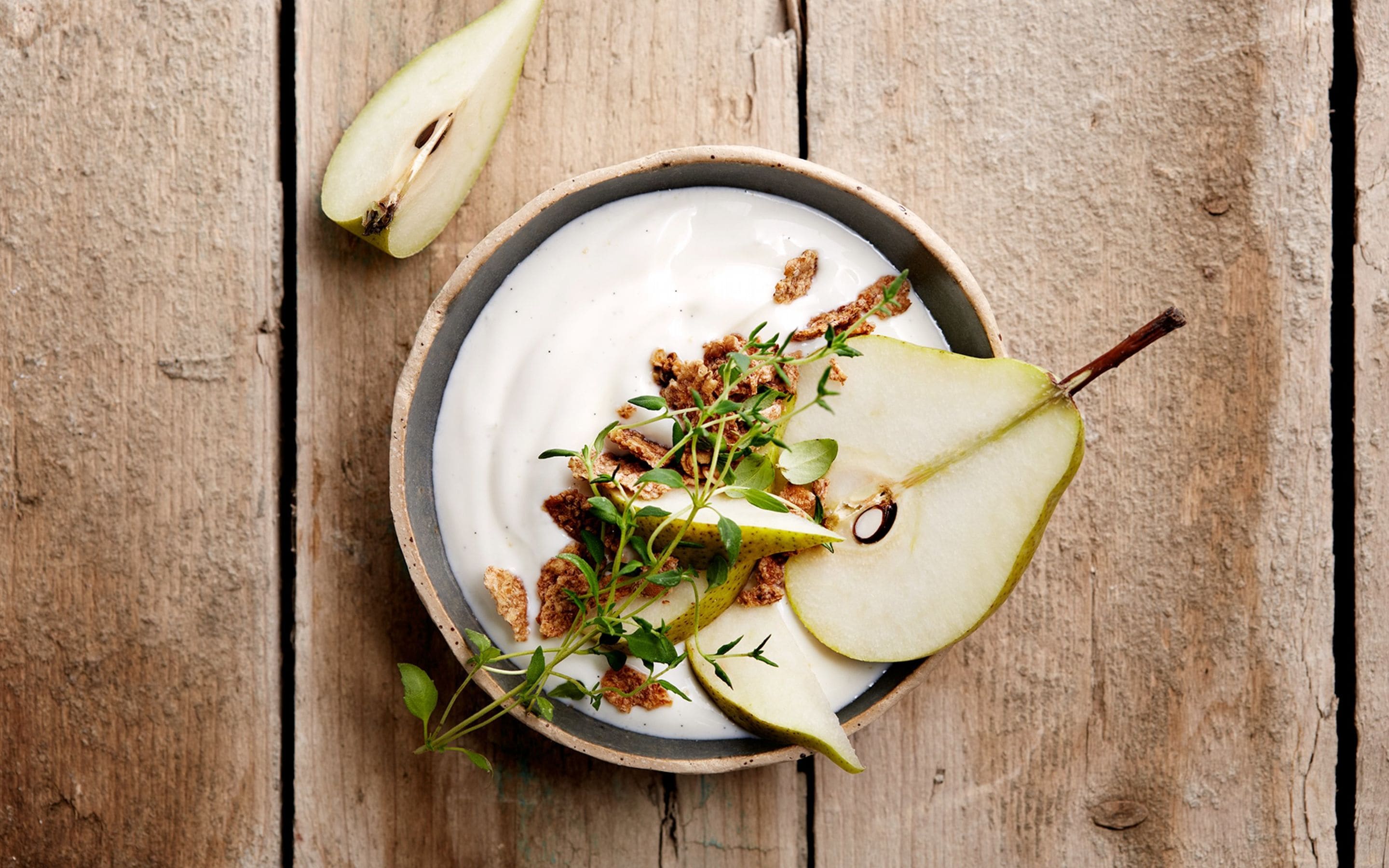 Yoghurt med pære, müsli og timian