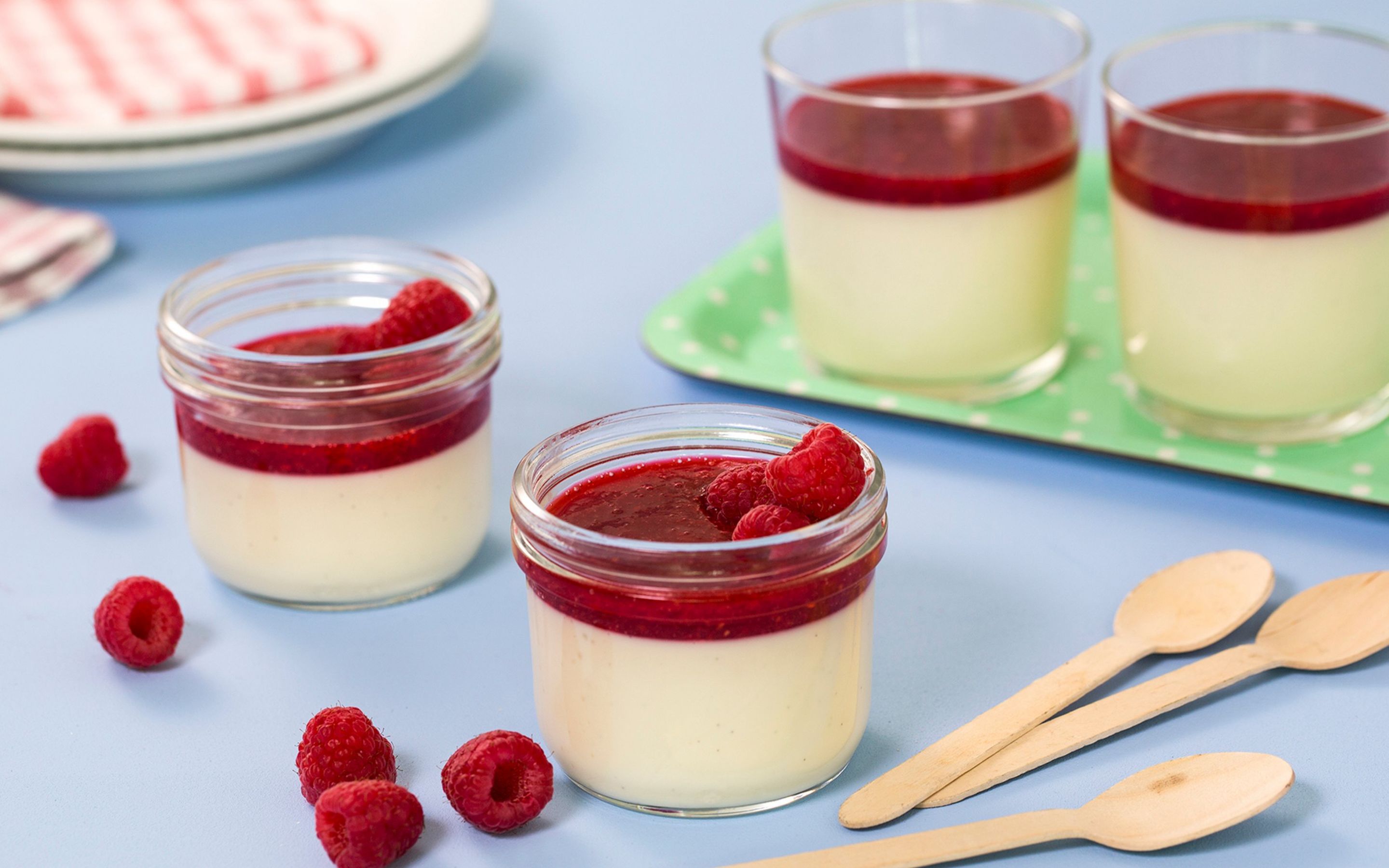 Yoghurt-panna cotta med bringebærsaus