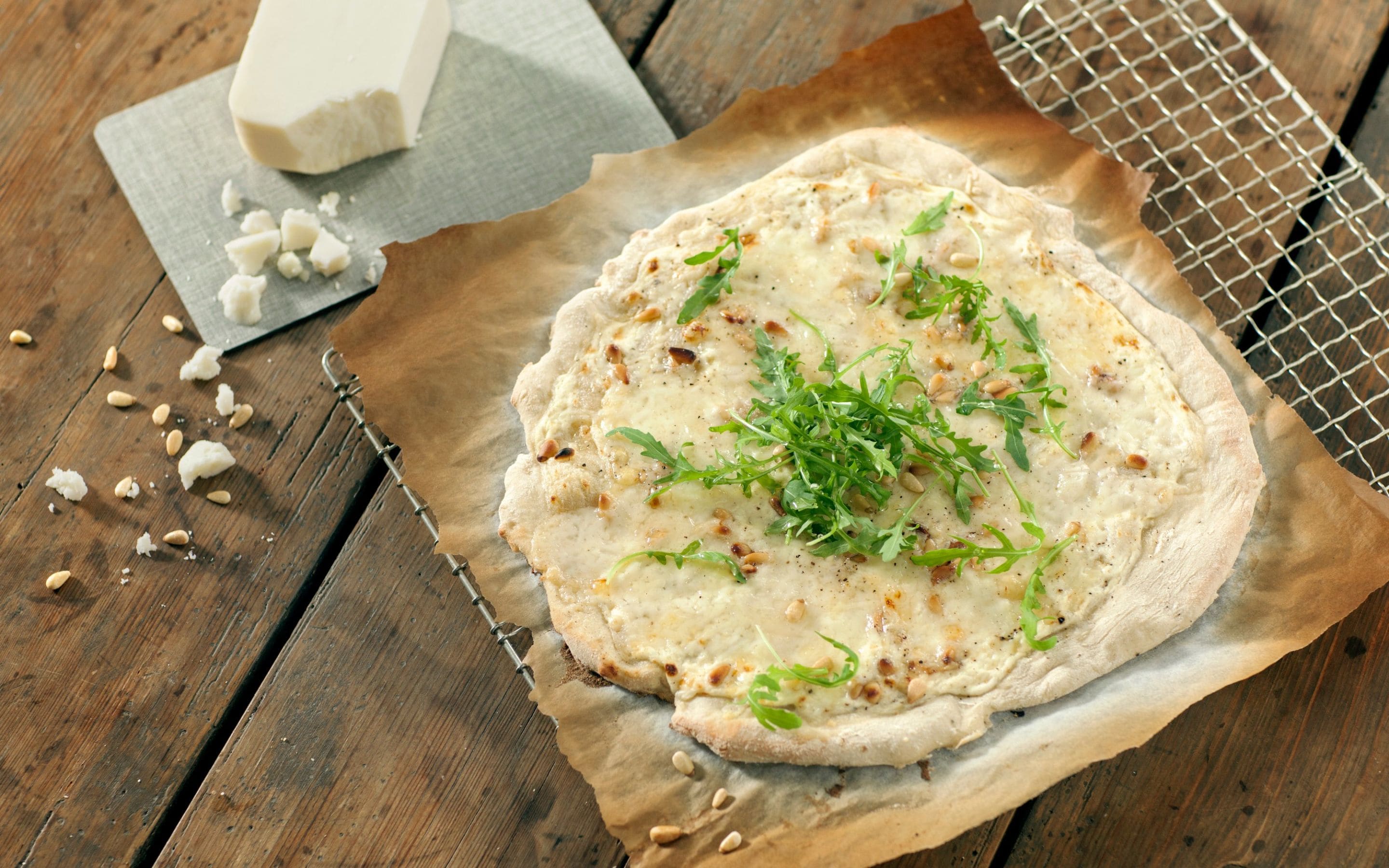 Pizza med Ekte Hvit Geitost og pinjekjerner