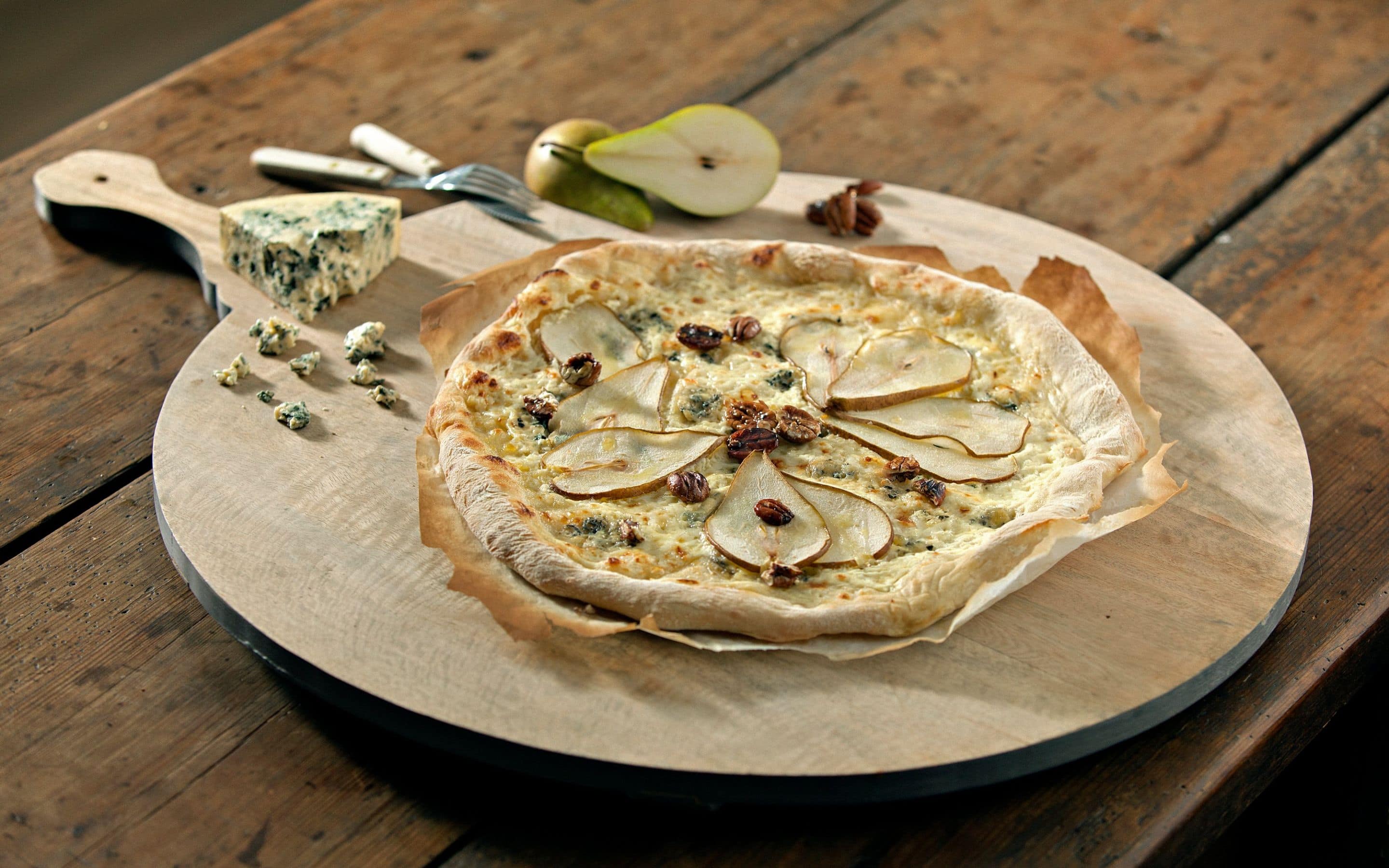 Pizza med Selbu Blå, pære og karamelliserte pecannøtter