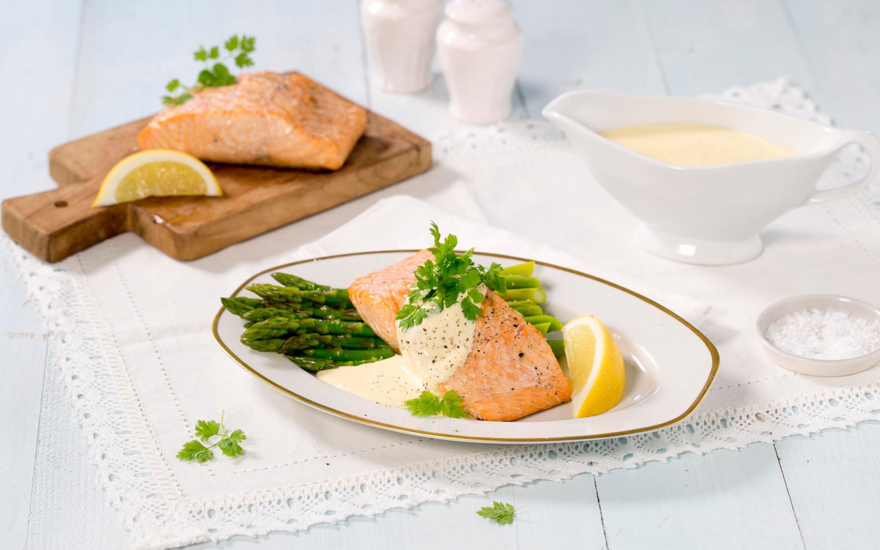Grillet laks med asparges og hollandaisesaus