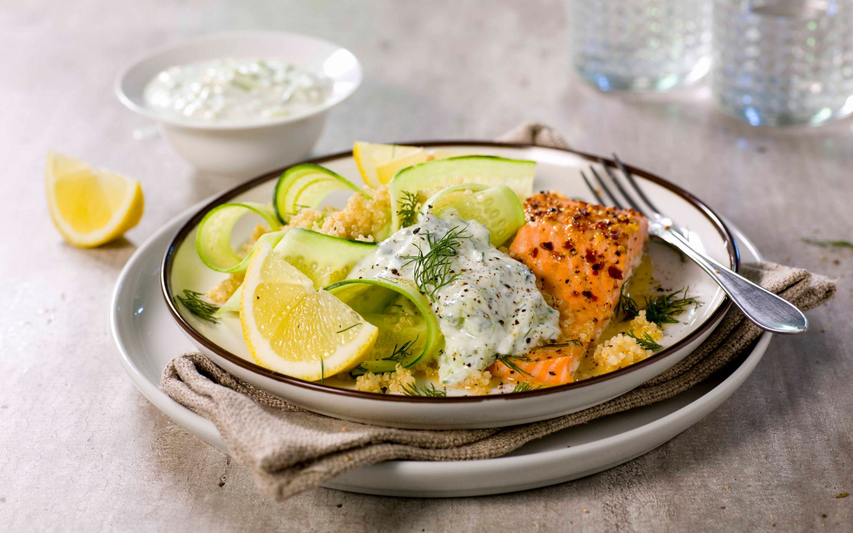 Ørret med quinoa og yoghurtsaus