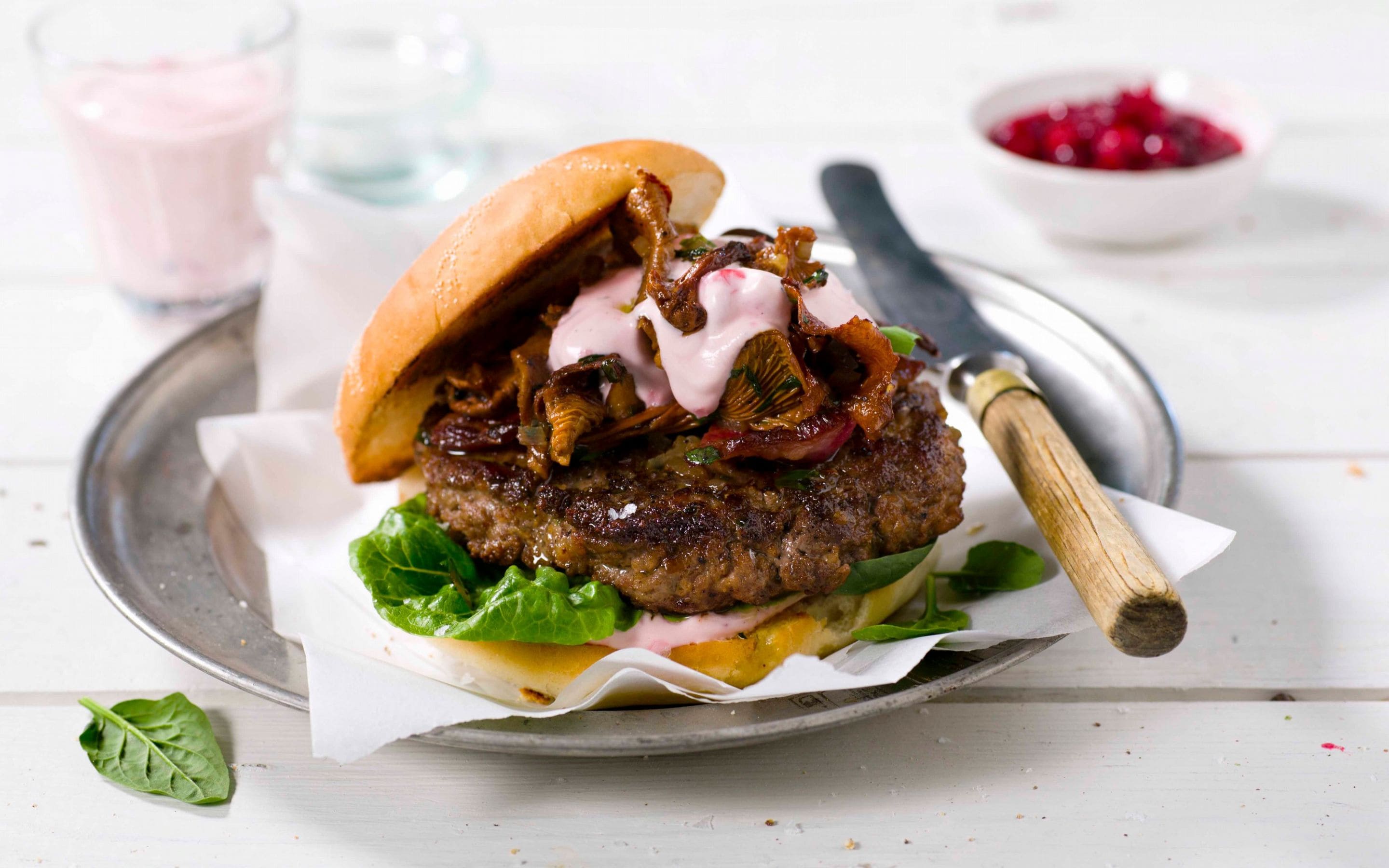 Elgburger med smørstekt kantarell
