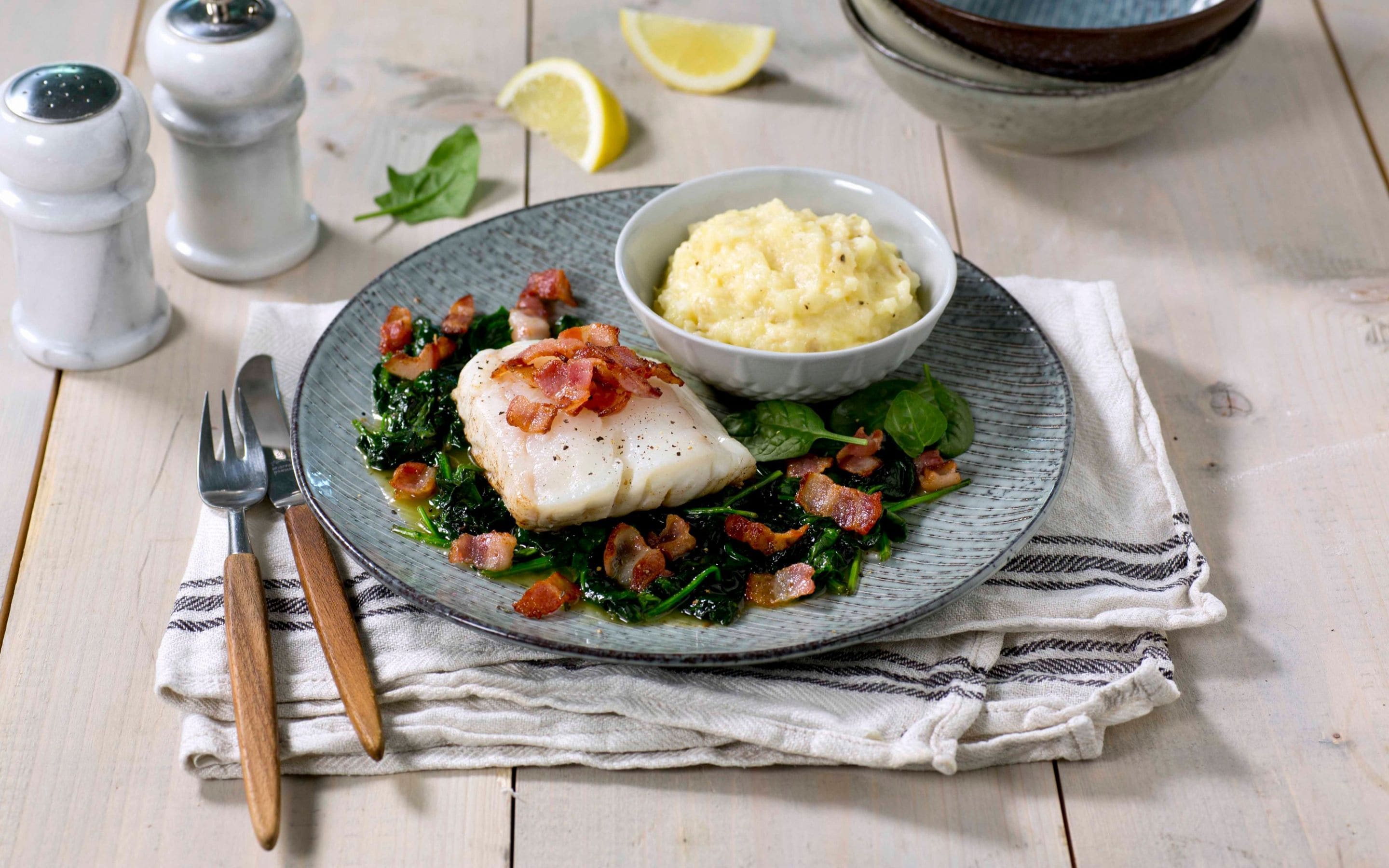 Skrei med bacon, spinat og rotmos
