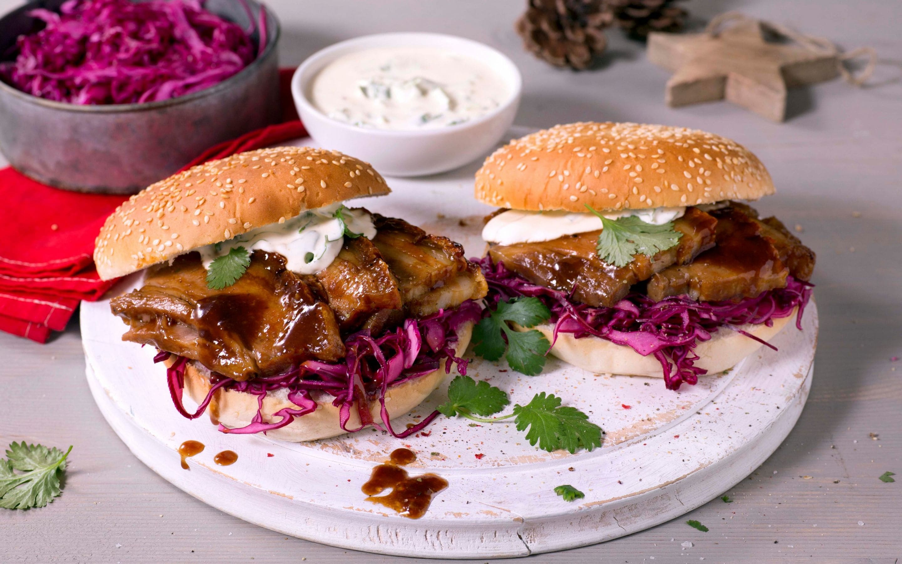 Ribbeburger med lettsyltet rødkål